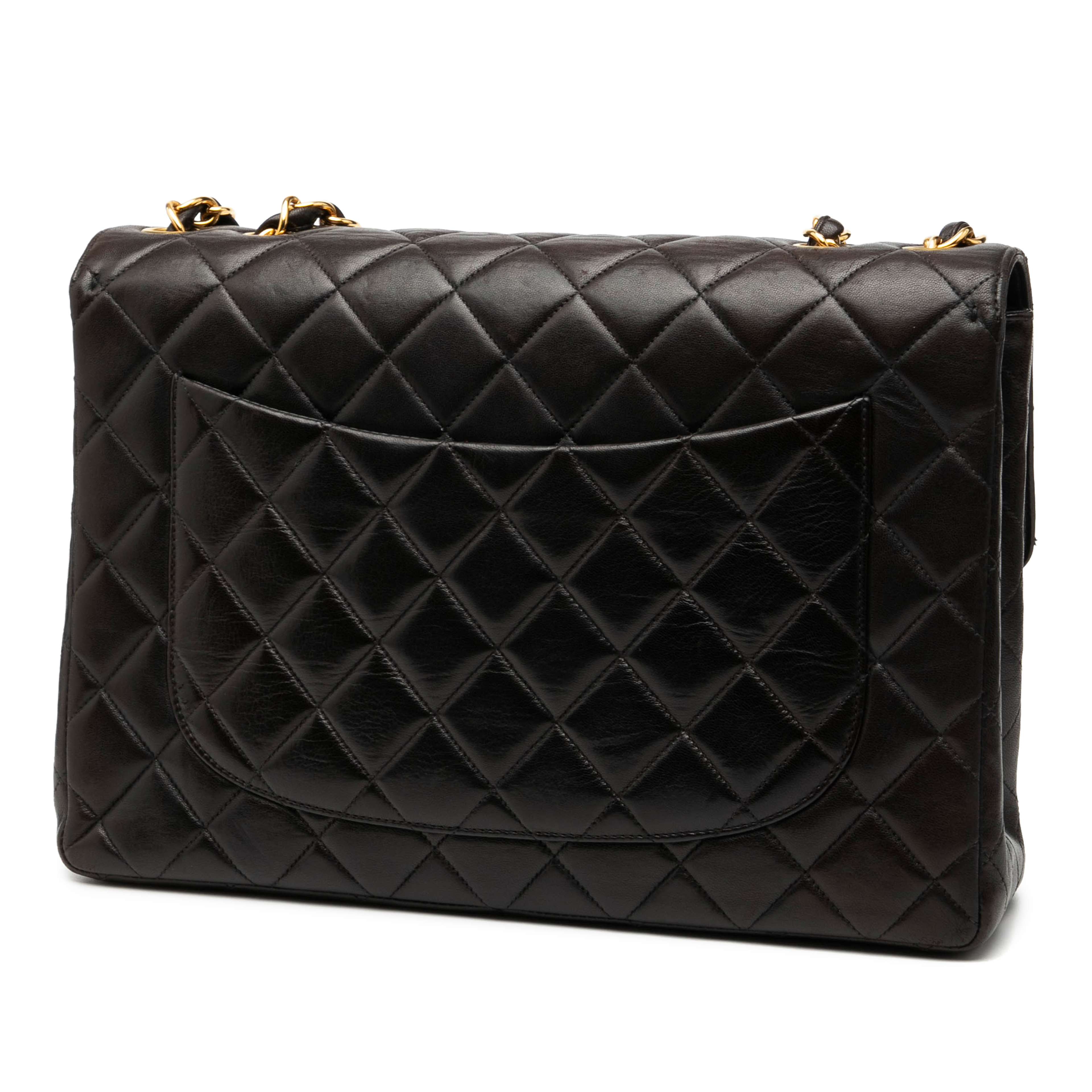 Chanel Jumbo Classic Lambskin Single Flap, från Luxclusif, i färgen black. Klicka för att öppna bilden i stort format