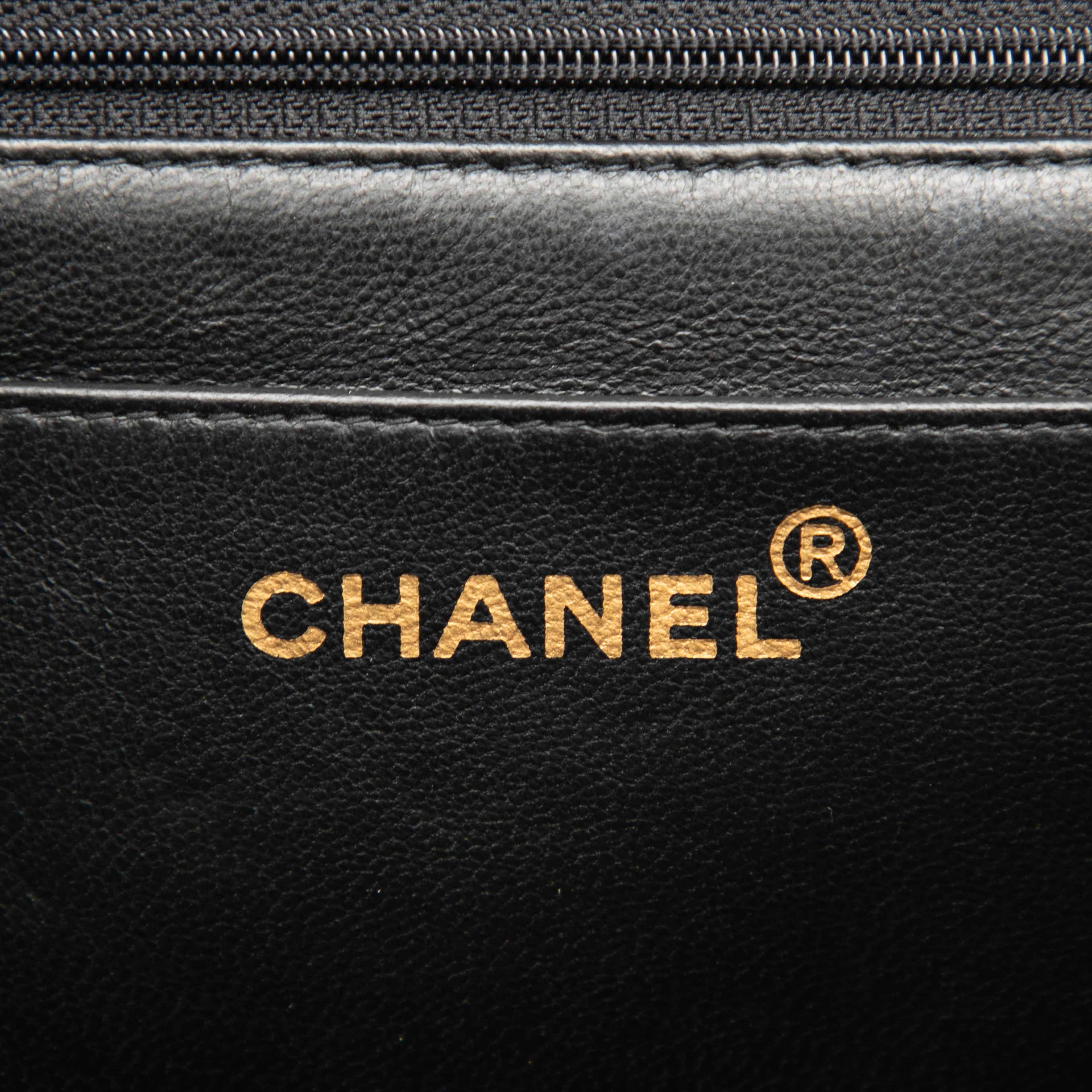 Chanel Jumbo Classic Lambskin Single Flap, från Luxclusif, i färgen black. Klicka för att öppna bilden i stort format