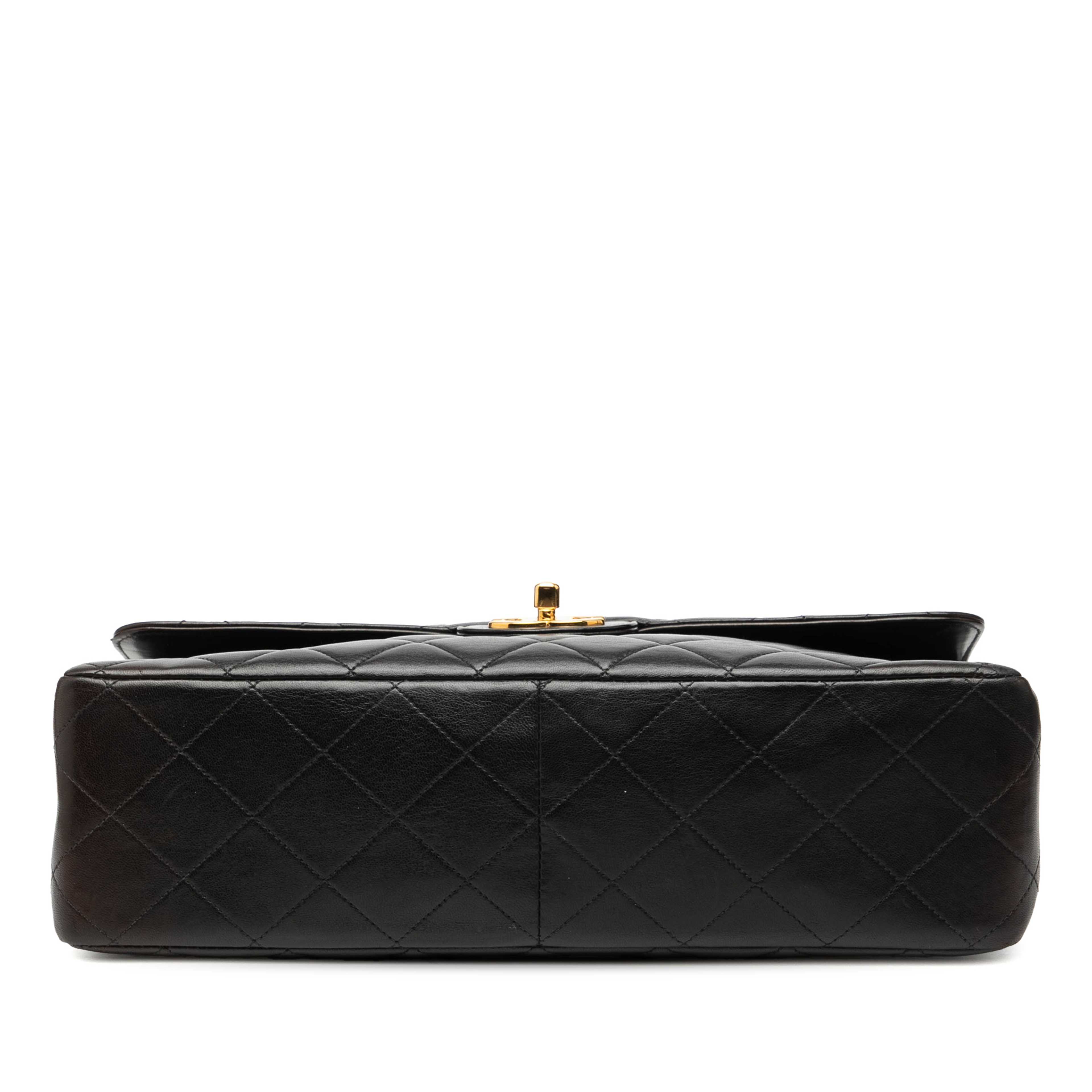Chanel Jumbo Classic Lambskin Single Flap, från Luxclusif, i färgen black. Klicka för att öppna bilden i stort format