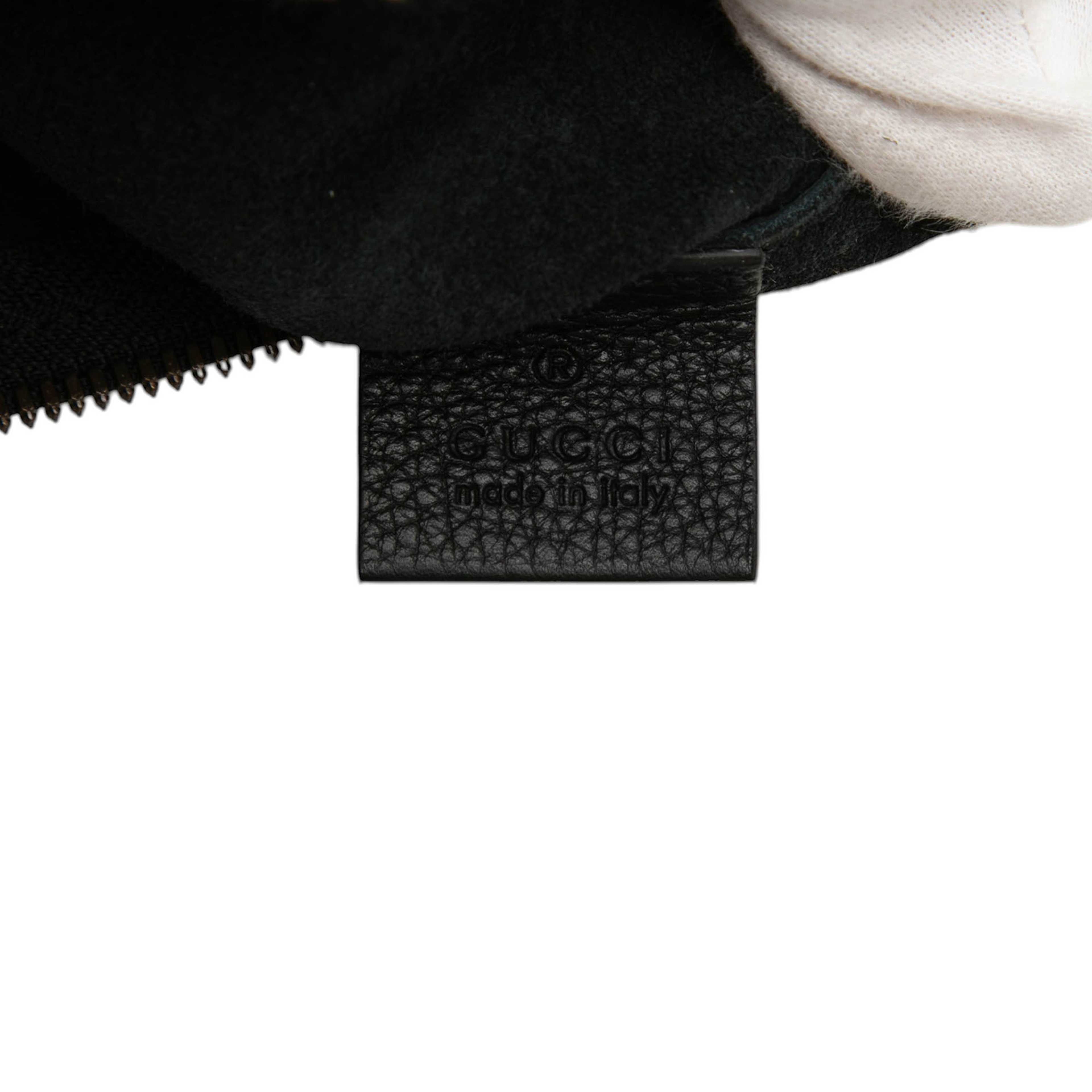 Gucci Medium Calfskin Logo Portfolio Clutch, från Luxclusif, i färgen black. Klicka för att öppna bilden i stort format