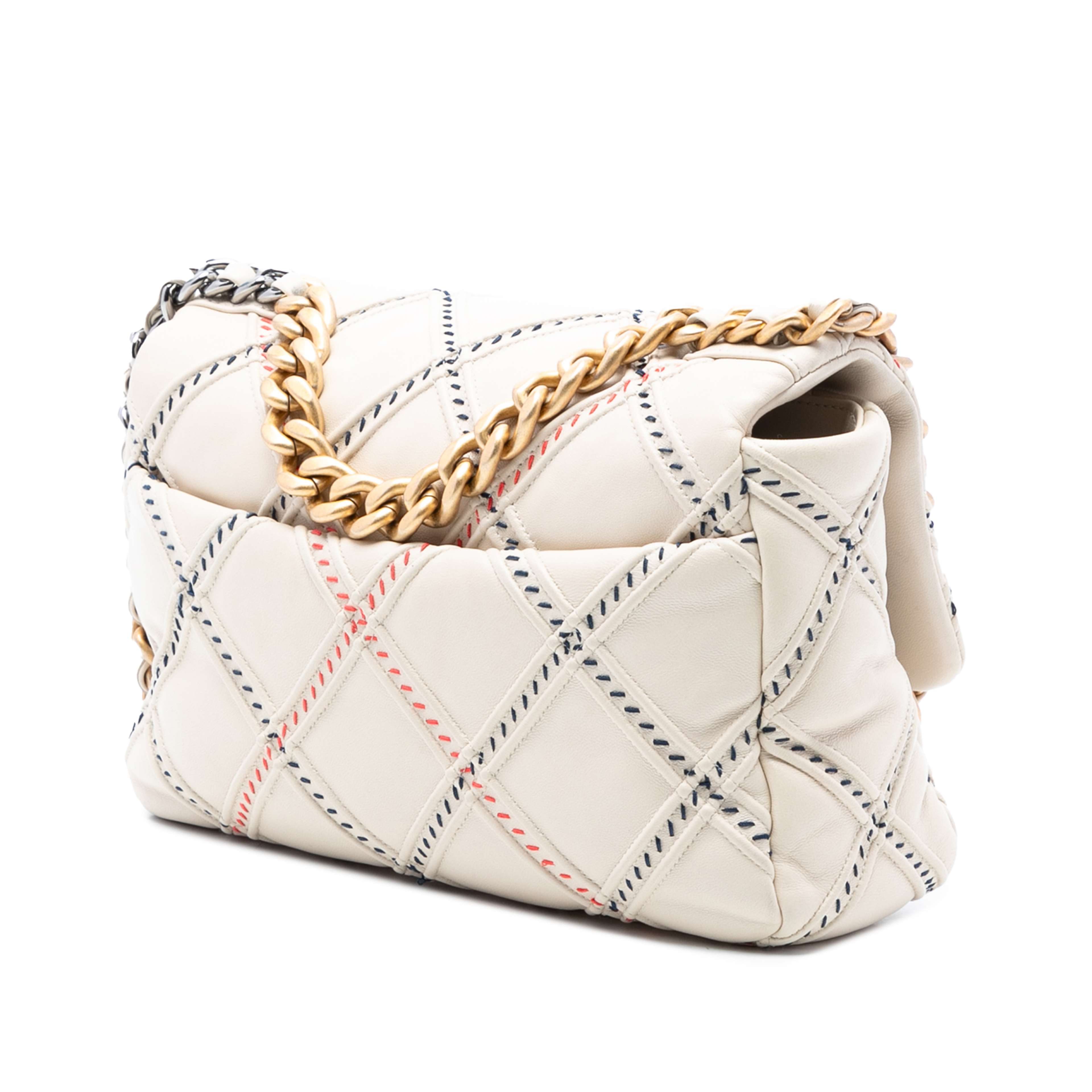 Chanel Medium Lambskin Stitched 19 Flap, från Luxclusif, i färgen white. Klicka för att öppna bilden i stort format