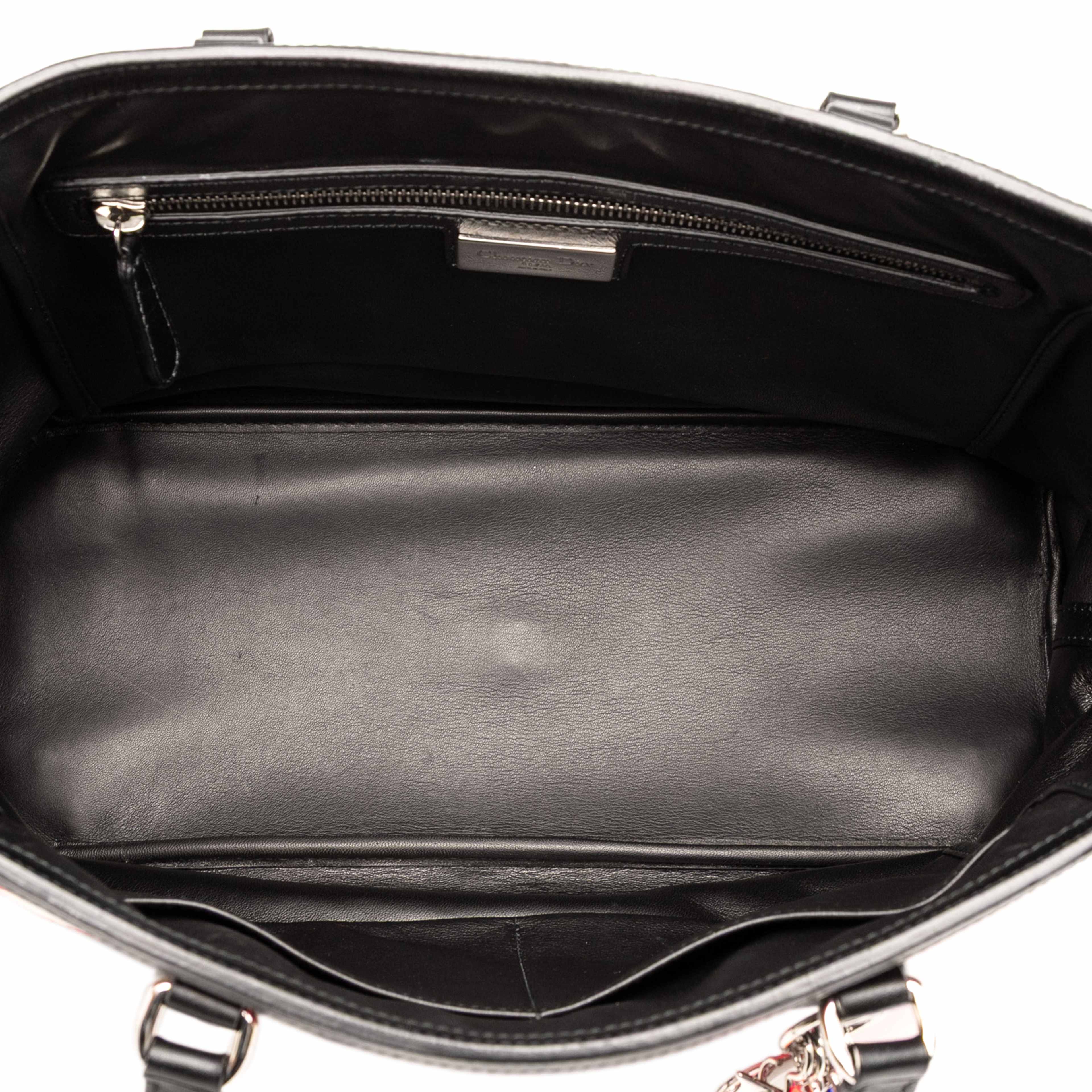 Dior Anselm Reyle Medium Canvas Camouflage Tote, från Luxclusif, i färgen gray. Klicka för att öppna bilden i stort format