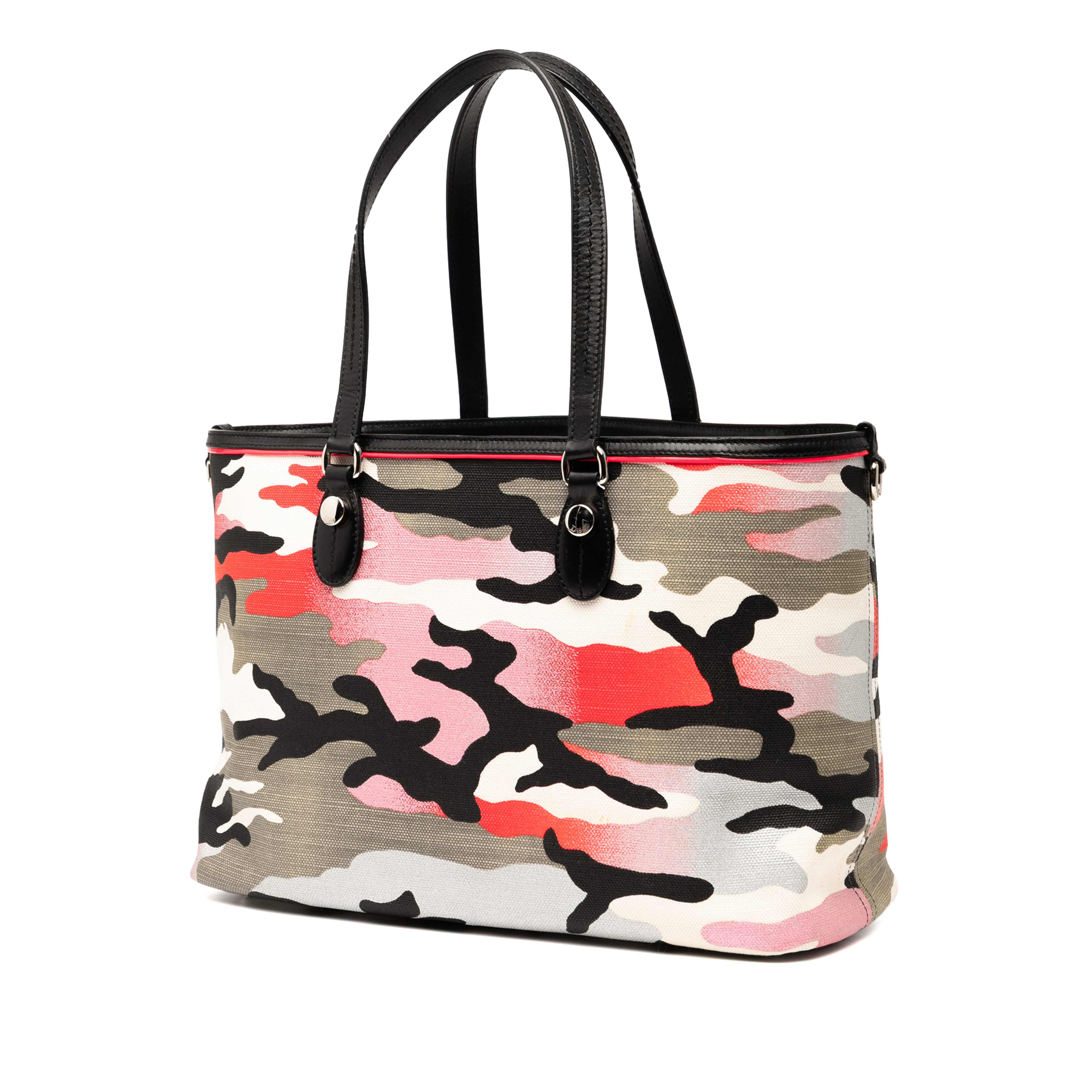 Dior Anselm Reyle Medium Canvas Camouflage Tote, från Luxclusif, i färgen gray. Klicka för att öppna bilden i stort format