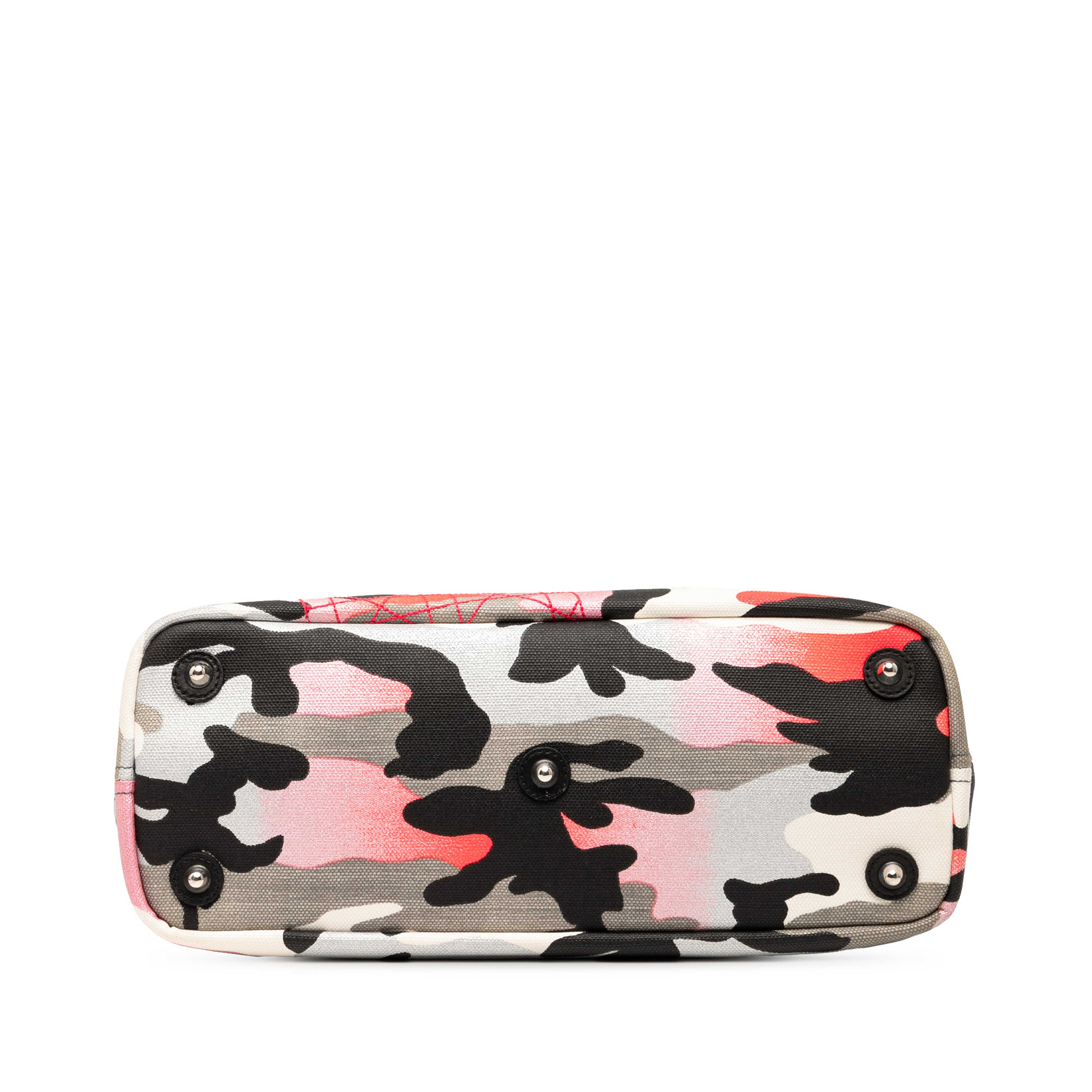 Dior Anselm Reyle Medium Canvas Camouflage Tote, från Luxclusif, i färgen gray. Klicka för att öppna bilden i stort format