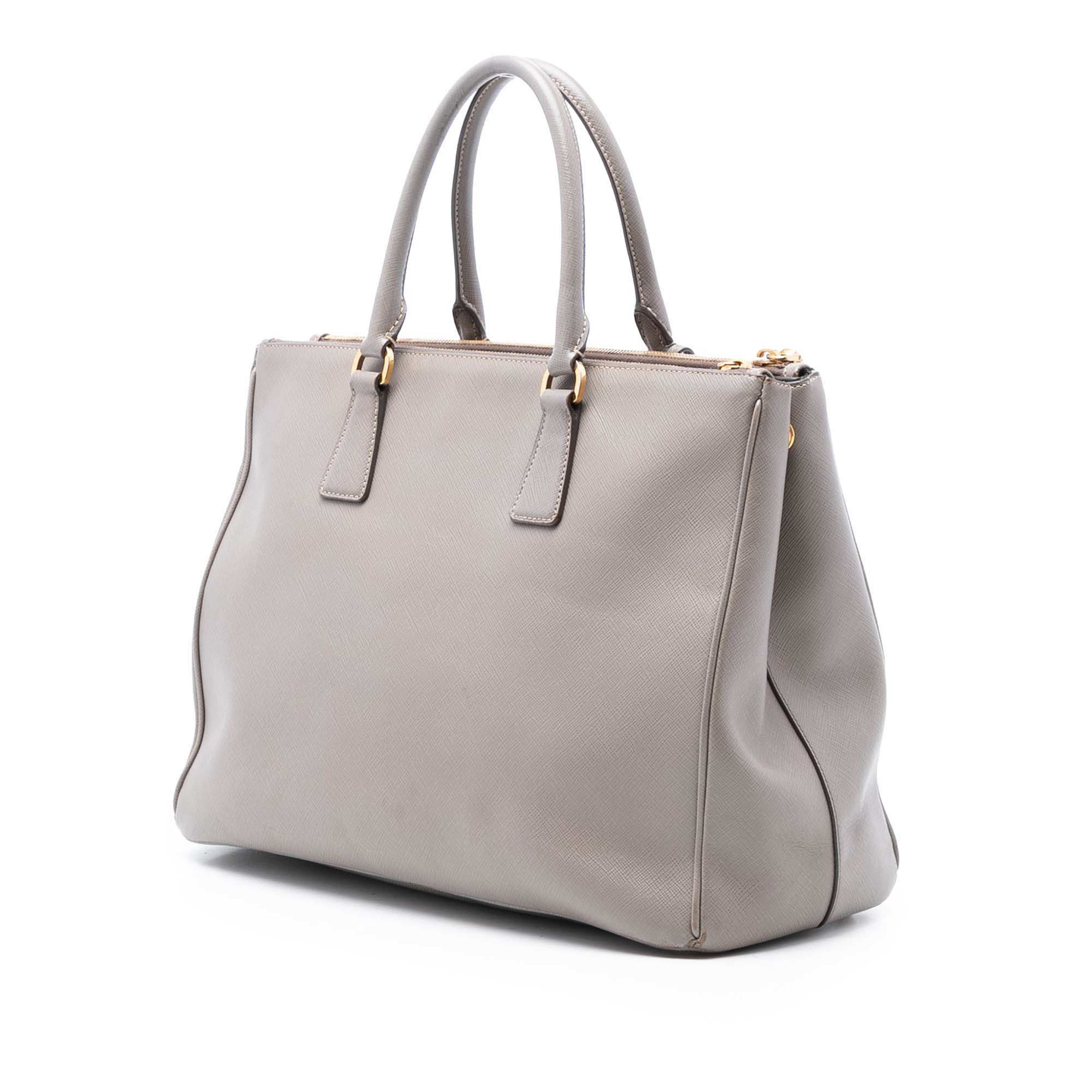 Prada Large Saffiano Lux Galleria Double Zip Tote, från Luxclusif, i färgen gray. Klicka för att öppna bilden i stort format