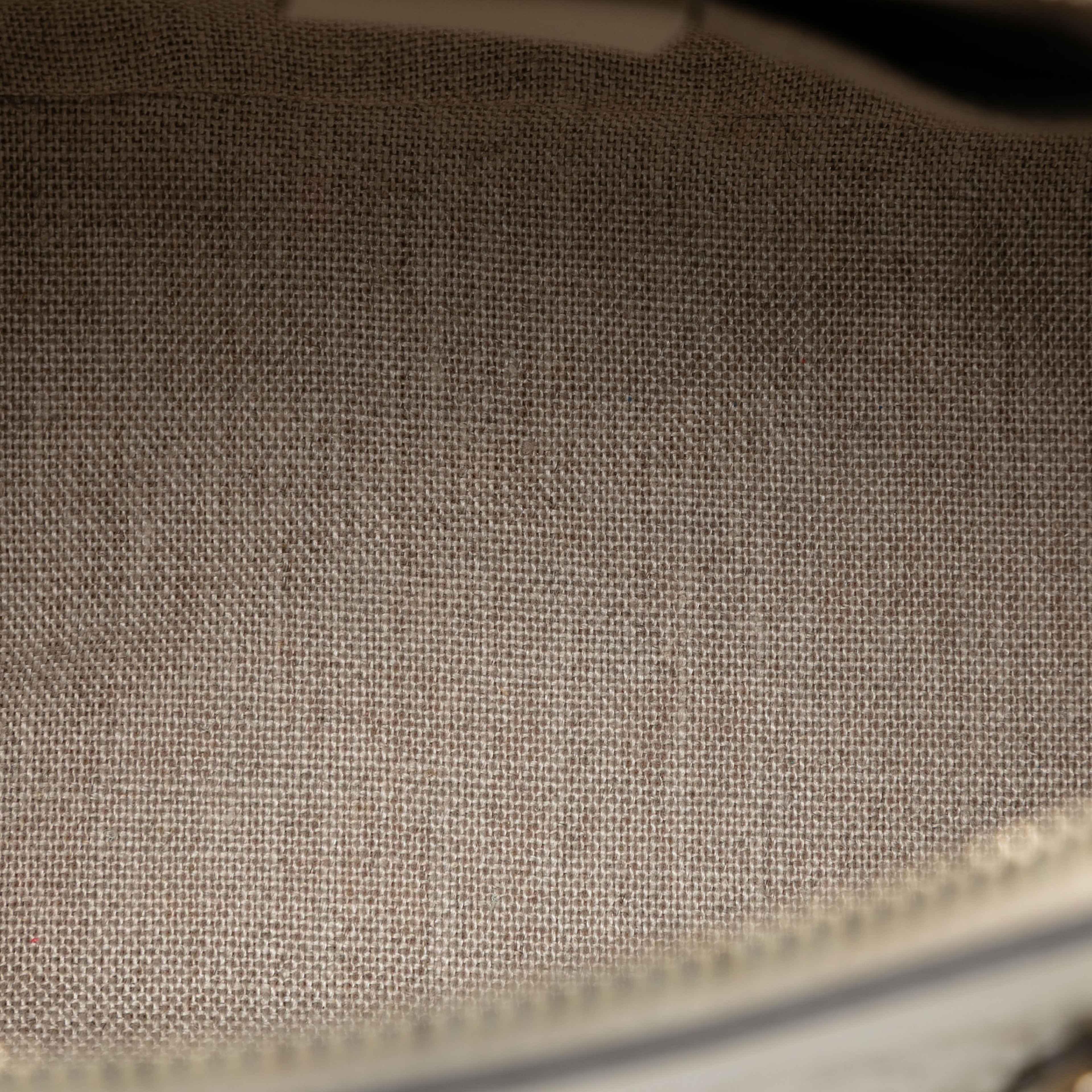 Gucci Mini Microguccissima Dome Satchel, från Luxclusif, i färgen ivory. Klicka för att öppna bilden i stort format