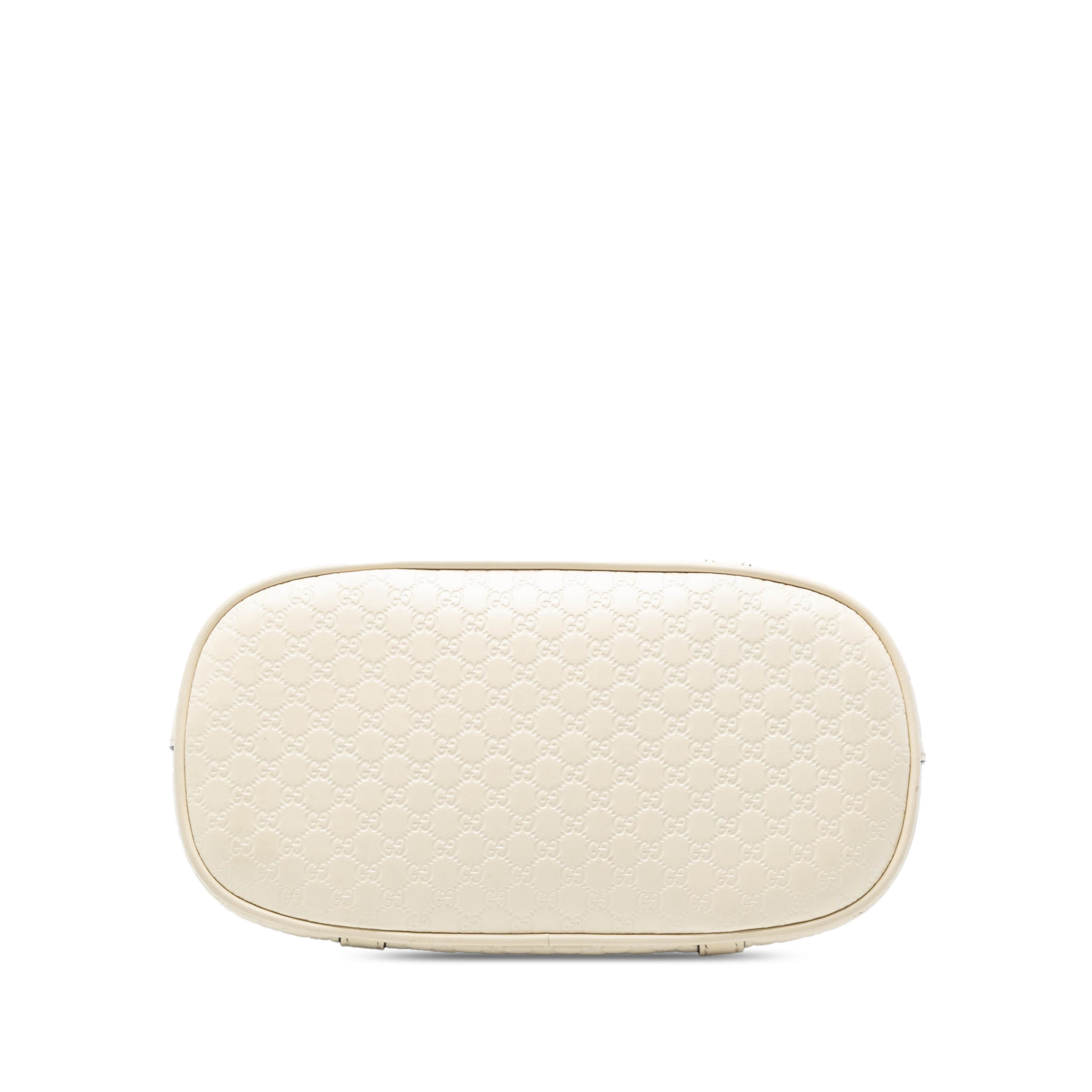 Gucci Mini Microguccissima Dome Satchel, från Luxclusif, i färgen ivory. Klicka för att öppna bilden i stort format