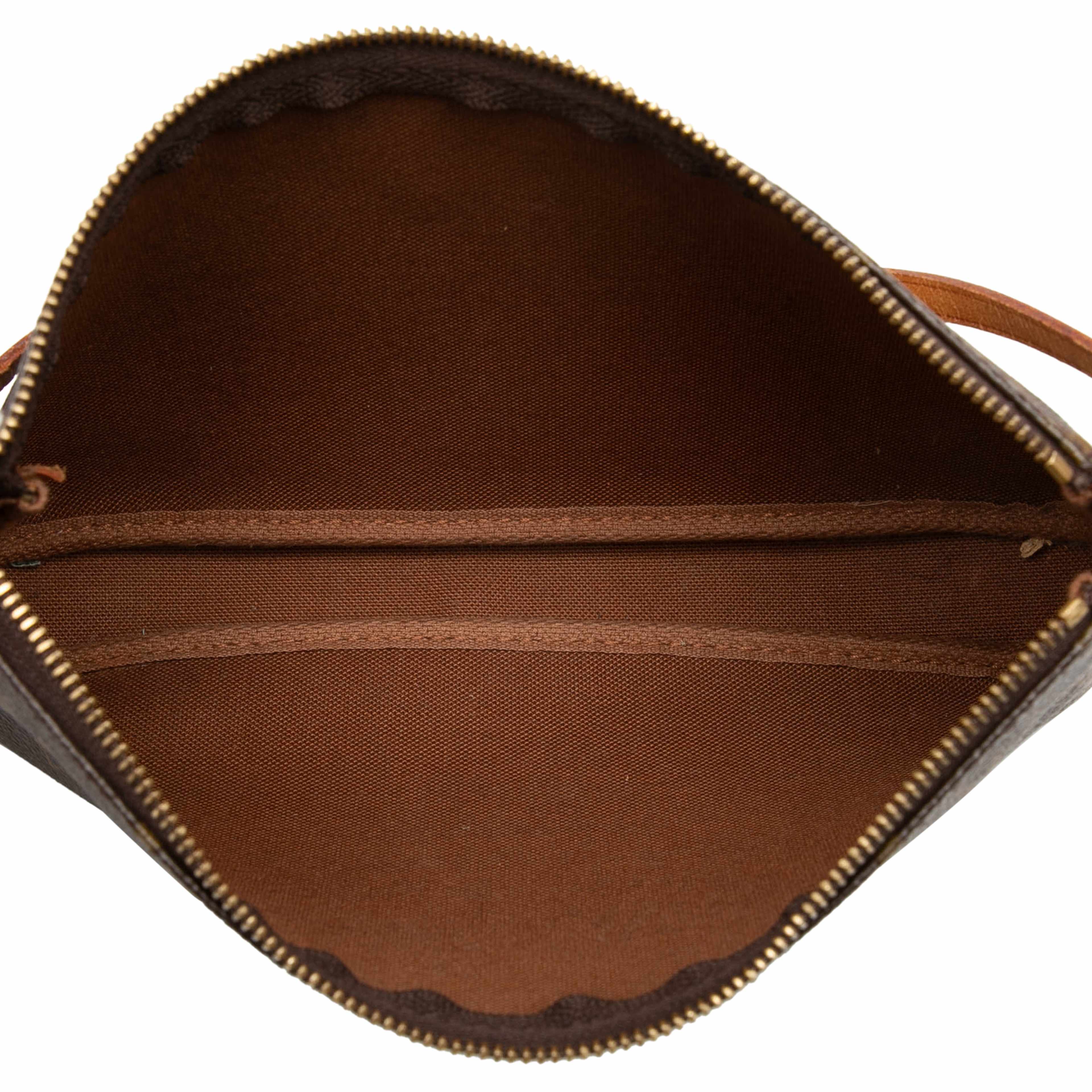 Louis Vuitton Monogram Pochette Accessoires, från Luxclusif, i färgen brun. Klicka för att öppna bilden i stort format