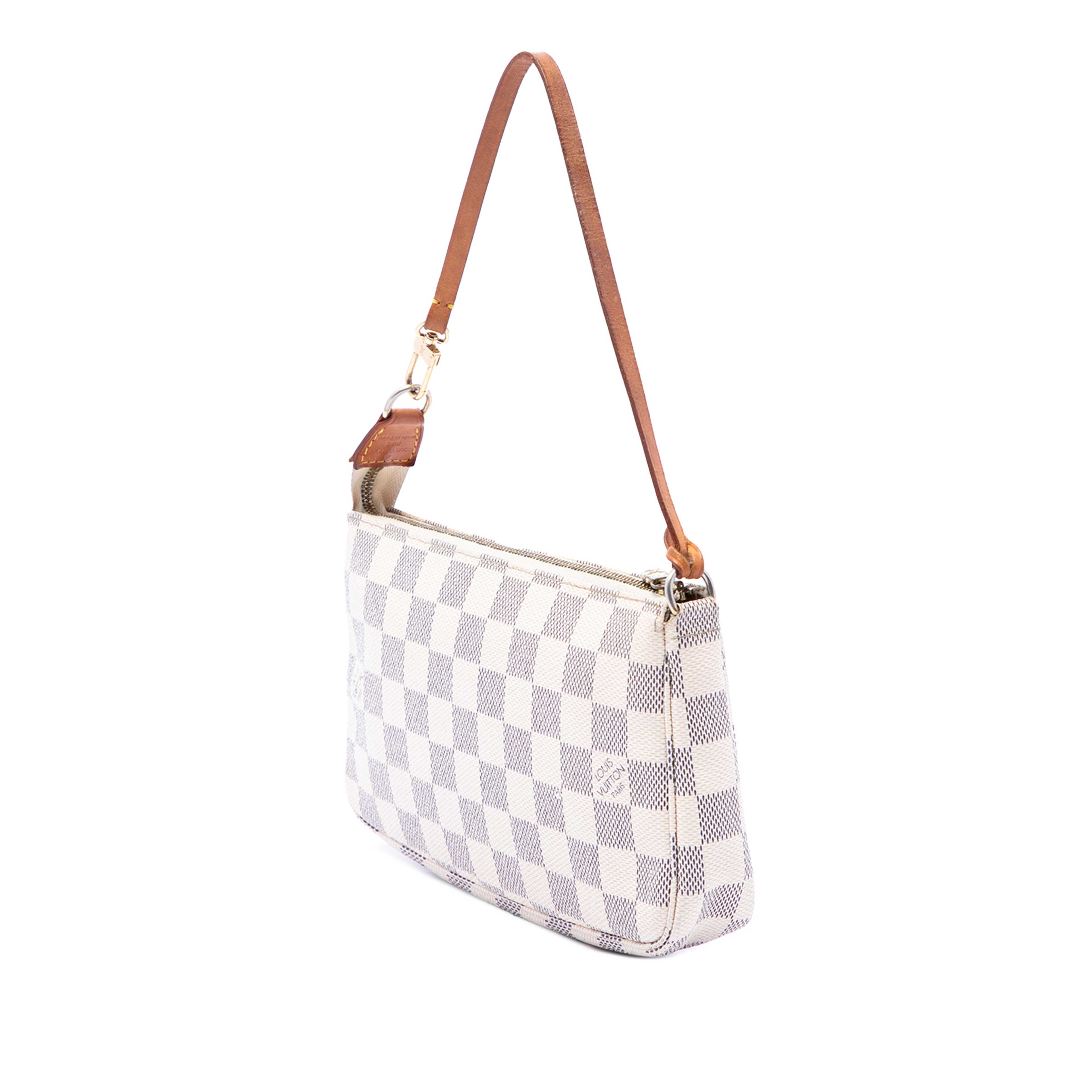 Louis Vuitton Damier Azur Pochette Accessoires, från Luxclusif, i färgen vit. Klicka för att öppna bilden i stort format
