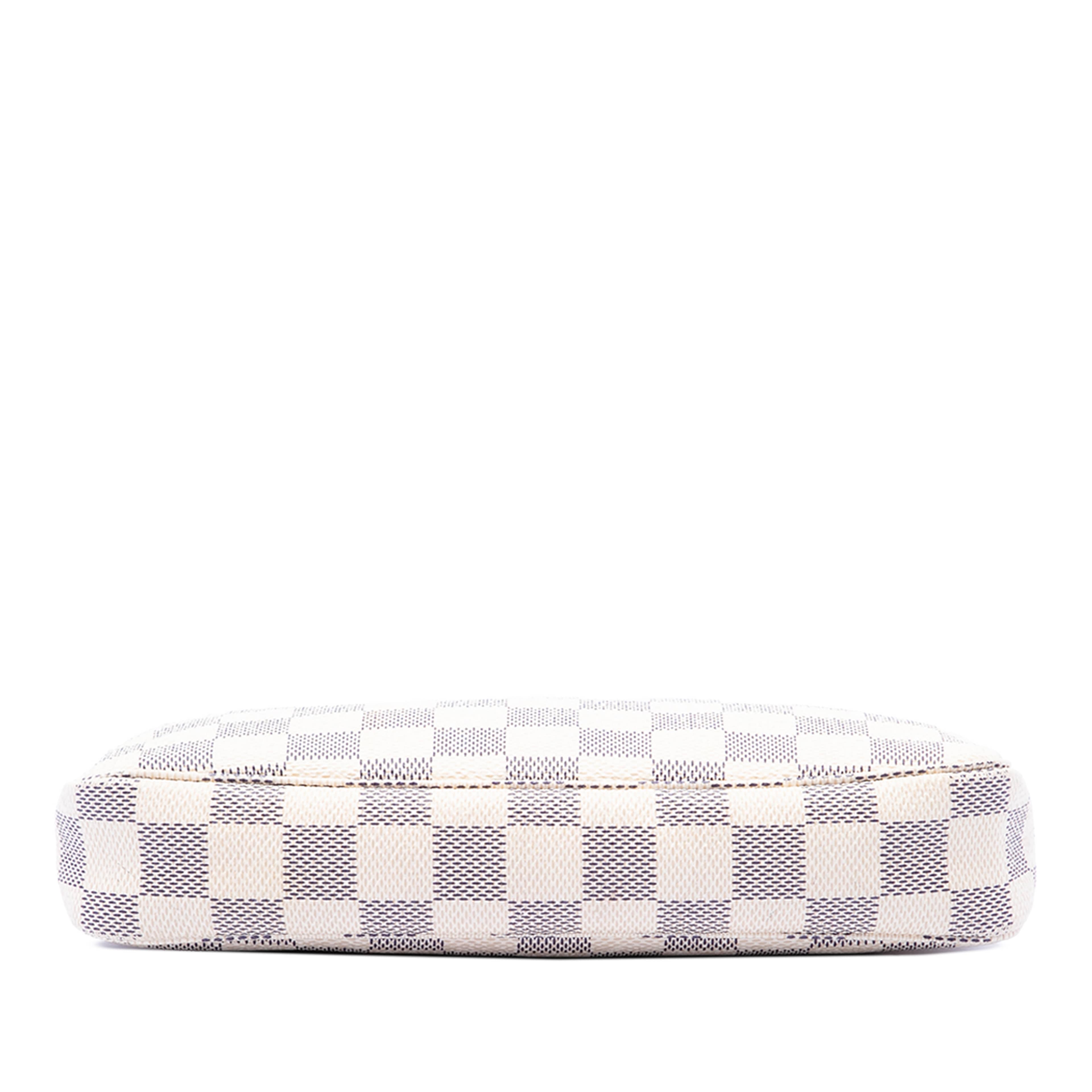 Louis Vuitton Damier Azur Pochette Accessoires, från Luxclusif, i färgen vit. Klicka för att öppna bilden i stort format