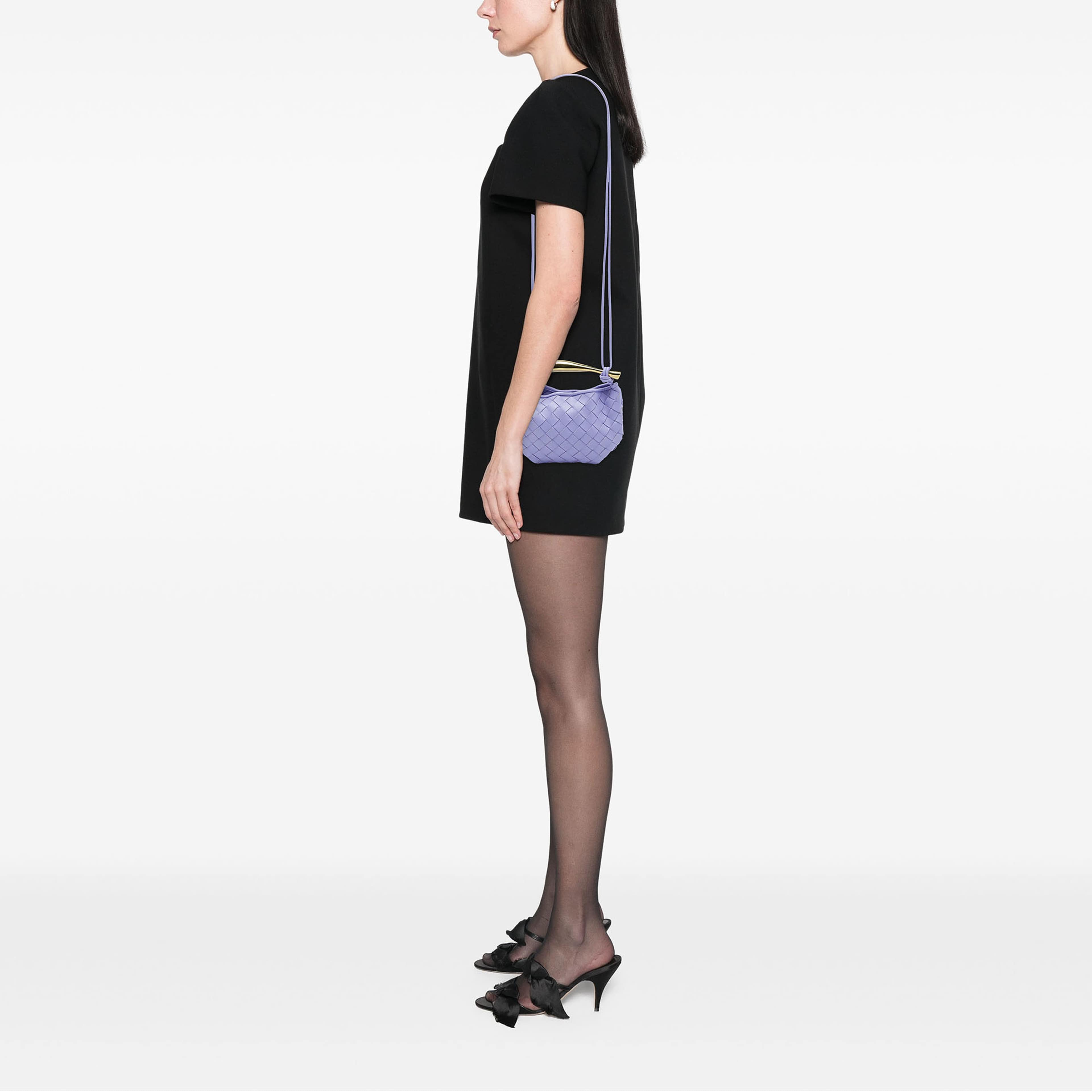 Bottega Veneta Baby Lambskin Intrecciato Sardine Bag, från Luxclusif, i färgen purpur. Klicka för att öppna bilden i stort format