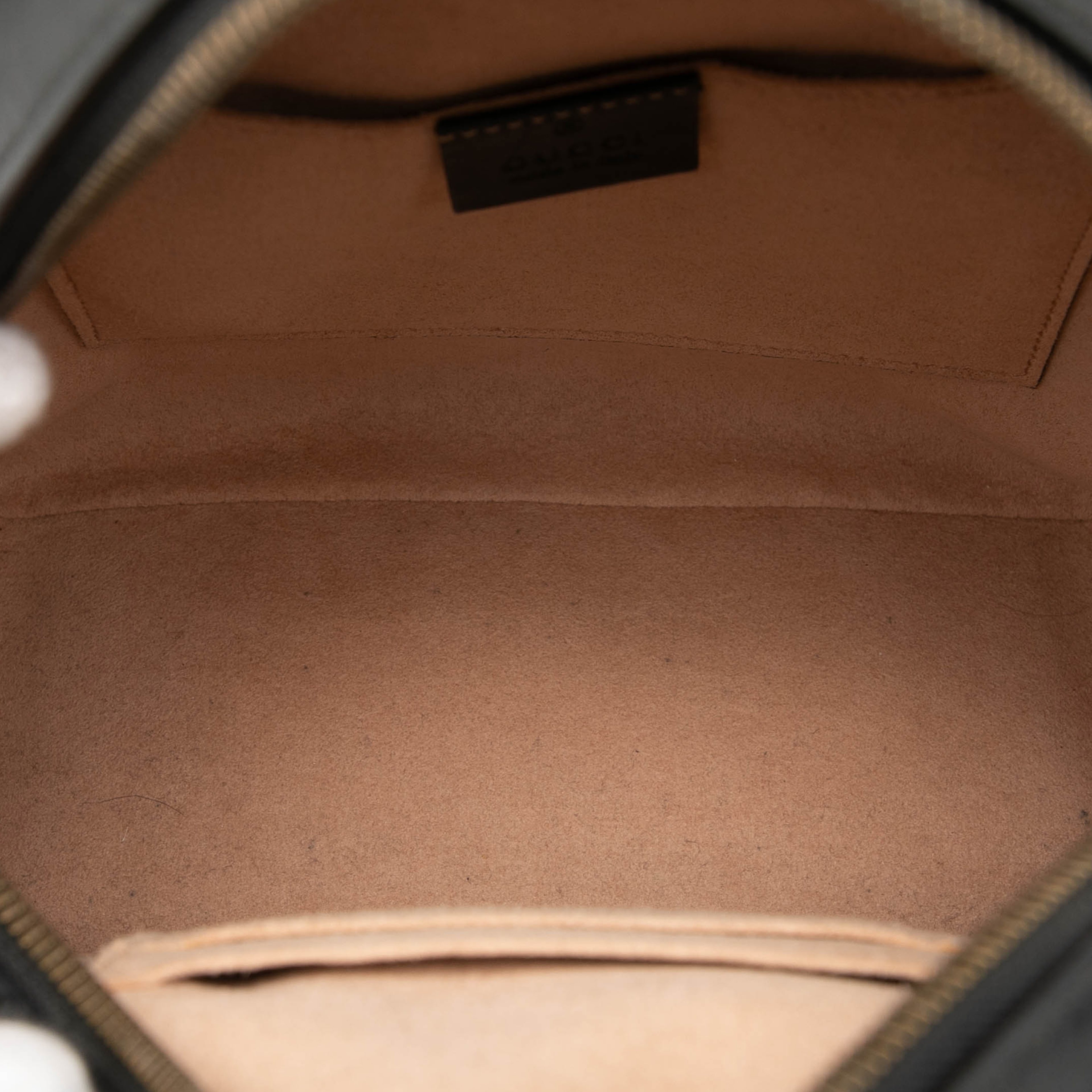 Gucci Small Gg Marmont Matelasse Leather Backpack, från Luxclusif, i färgen black. Klicka för att öppna bilden i stort format