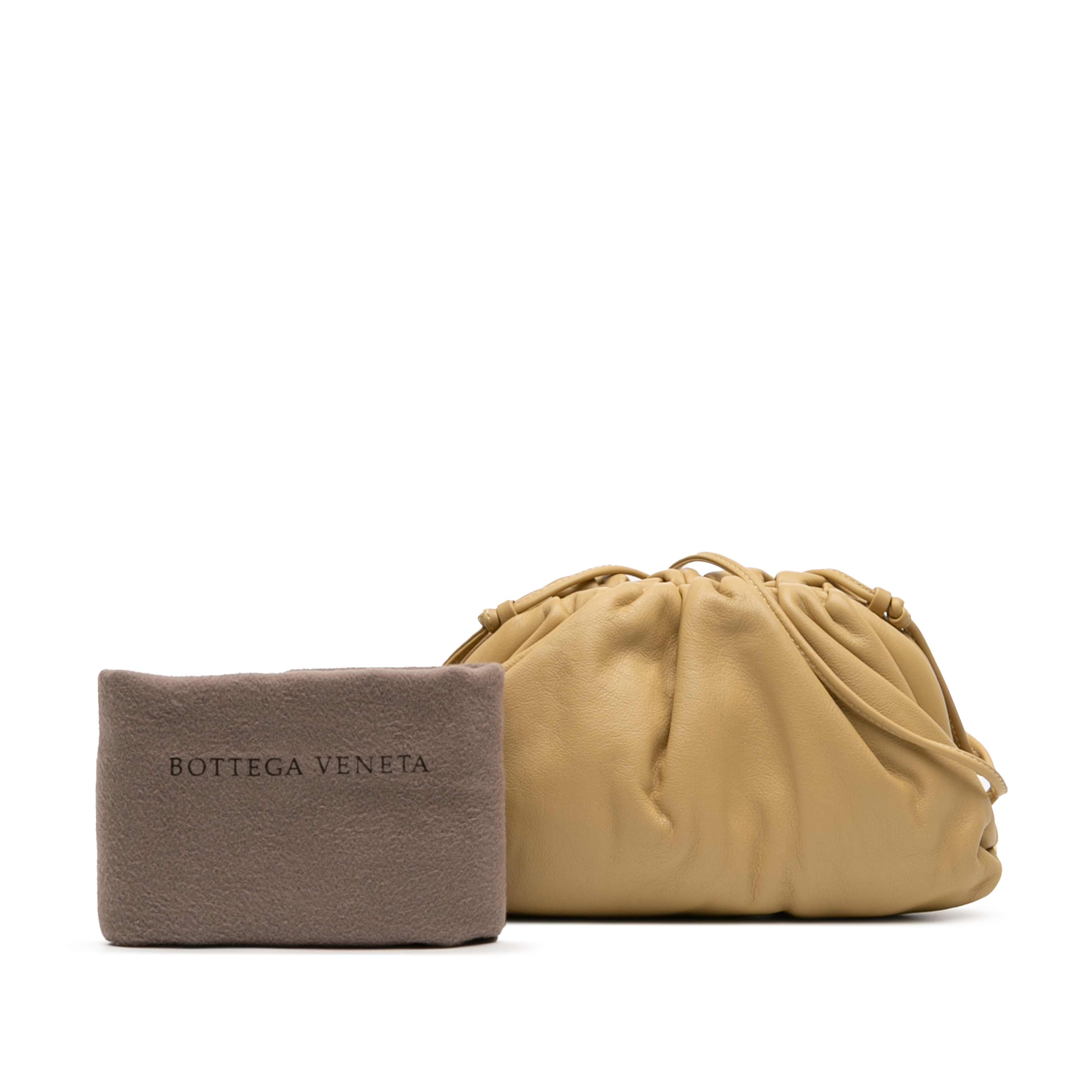 Bottega Veneta Lambskin The Mini Pouch Crossbody, från Luxclusif, i färgen brun. Klicka för att öppna bilden i stort format