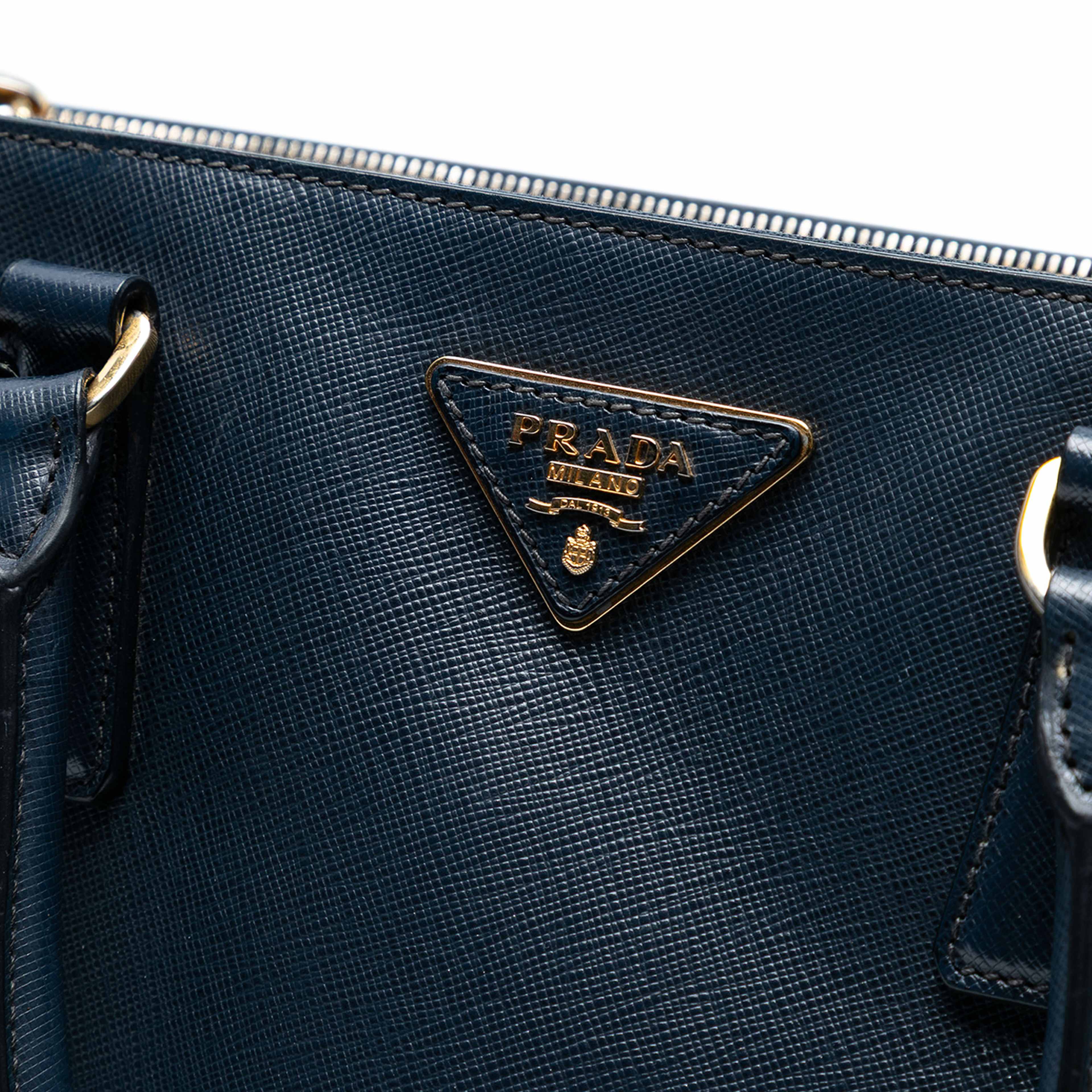Prada Medium Saffiano Lux Galleria Double Zip Satchel, från Luxclusif, i färgen navy. Klicka för att öppna bilden i stort format
