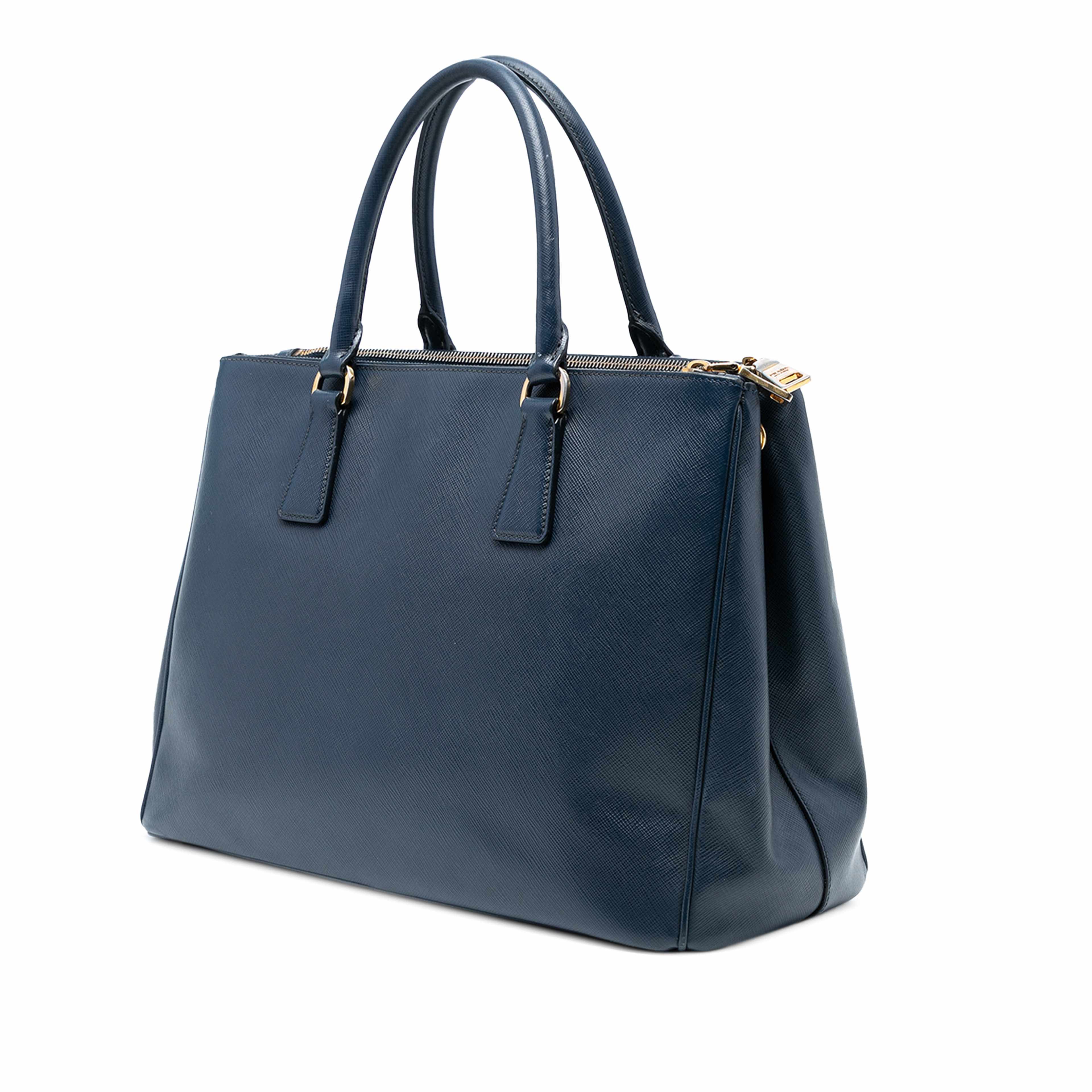 Prada Medium Saffiano Lux Galleria Double Zip Satchel, från Luxclusif, i färgen navy. Klicka för att öppna bilden i stort format