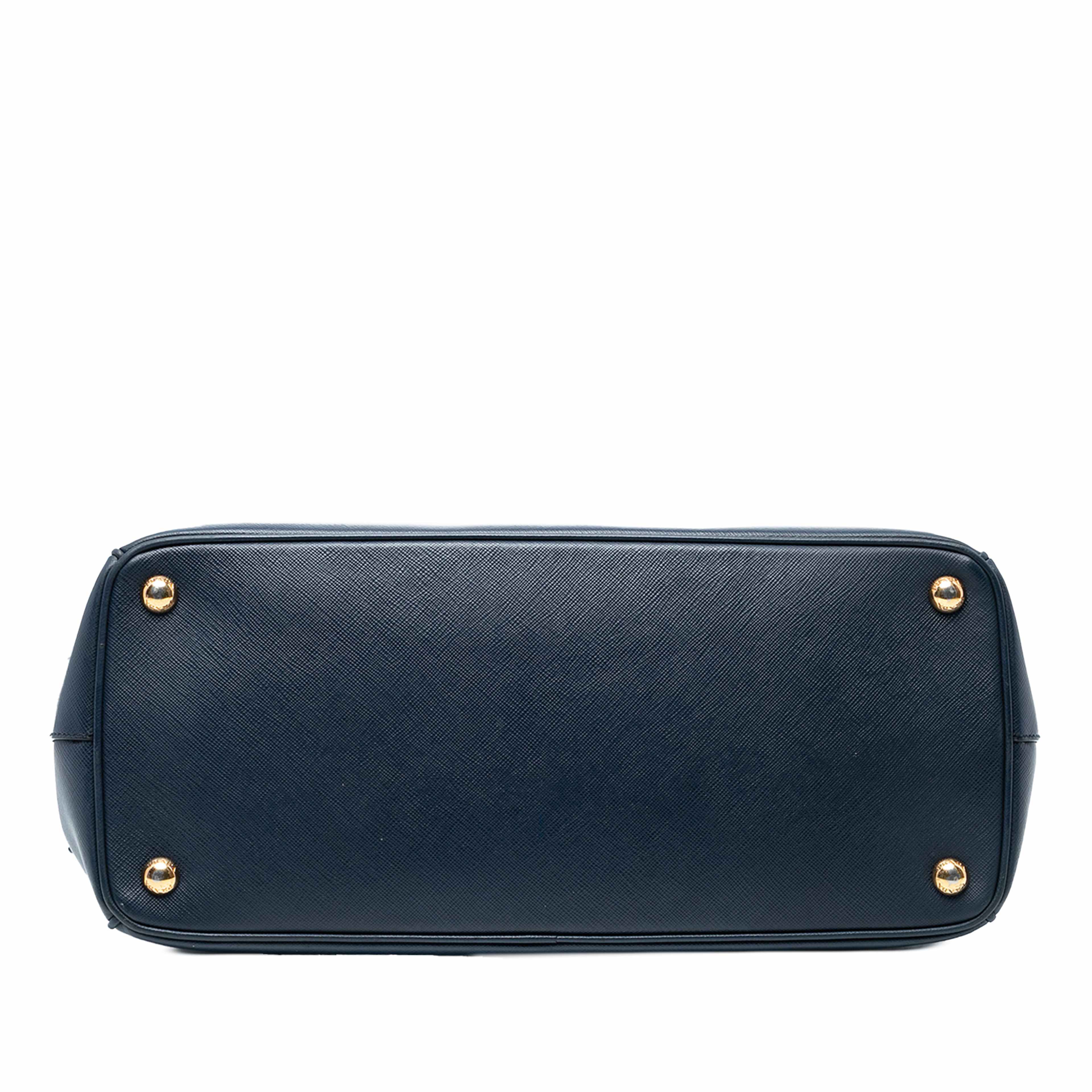 Prada Medium Saffiano Lux Galleria Double Zip Satchel, från Luxclusif, i färgen navy. Klicka för att öppna bilden i stort format