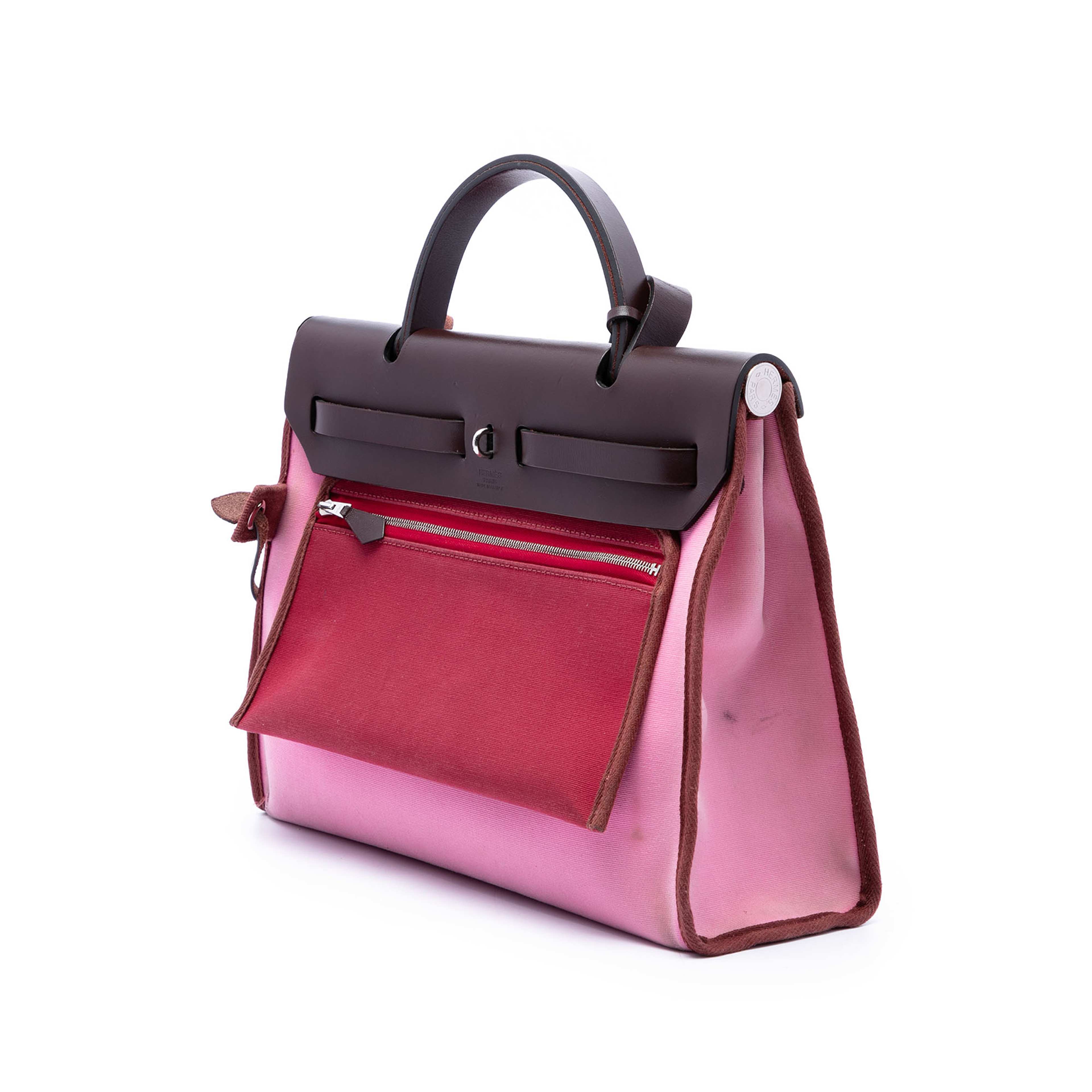 Hermès Toile Verso Herbag Zip 31, från Luxclusif, i färgen rosa. Klicka för att öppna bilden i stort format