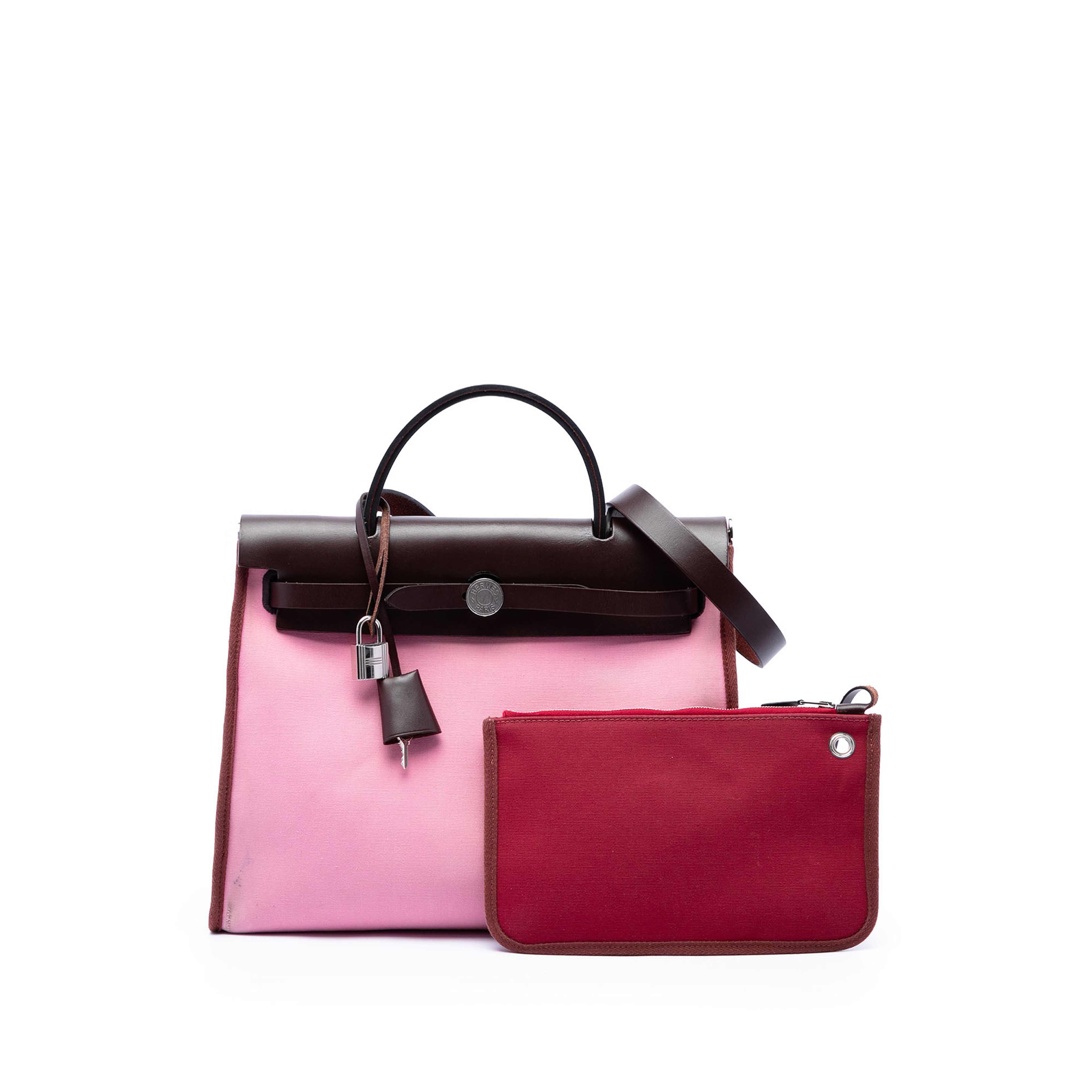 Hermès Toile Verso Herbag Zip 31, från Luxclusif, i färgen rosa. Klicka för att öppna bilden i stort format