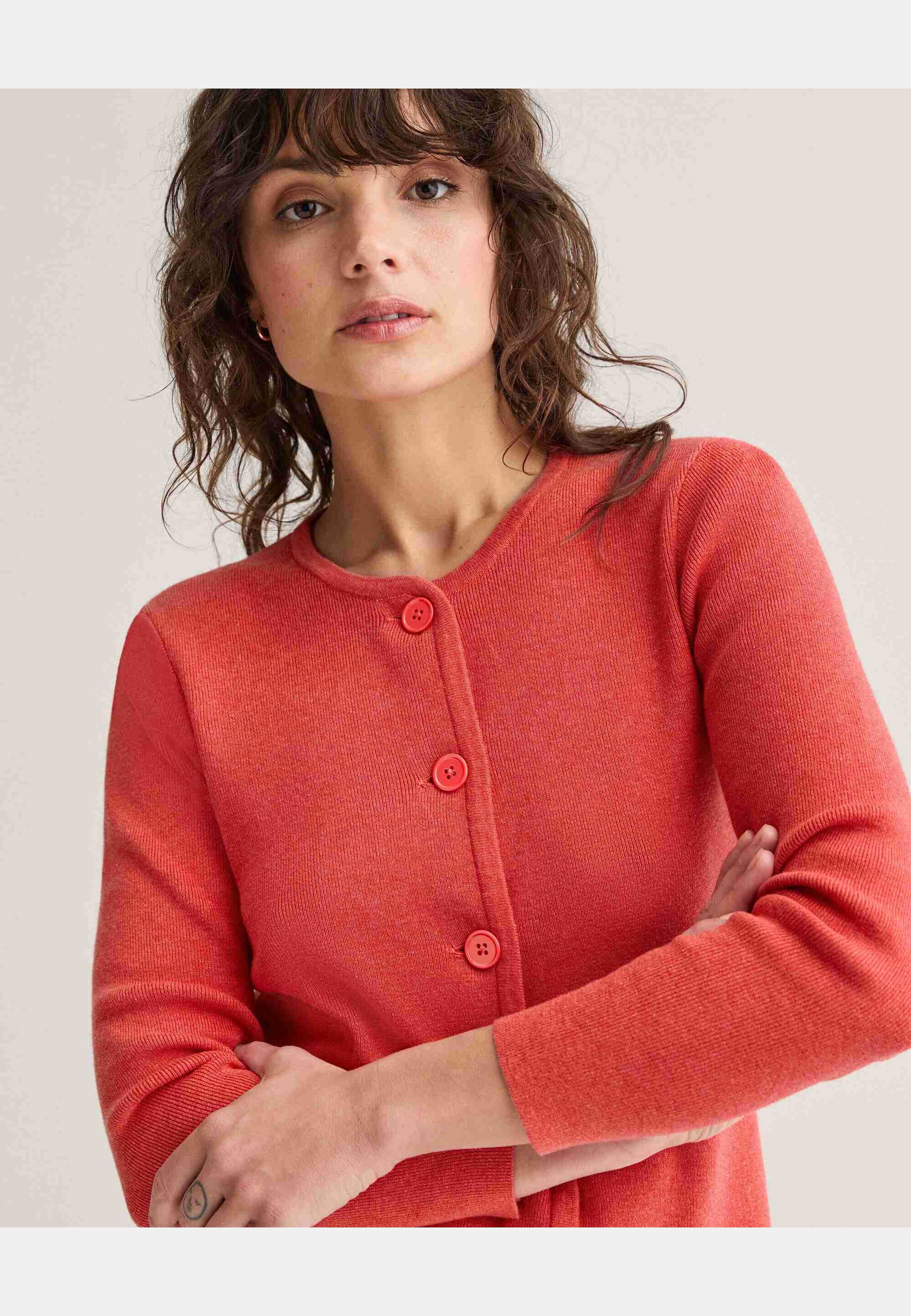 Felicity Rib Cardigan, från Newhouse, i färgen hallonröd. Klicka för att öppna bilden i stort format