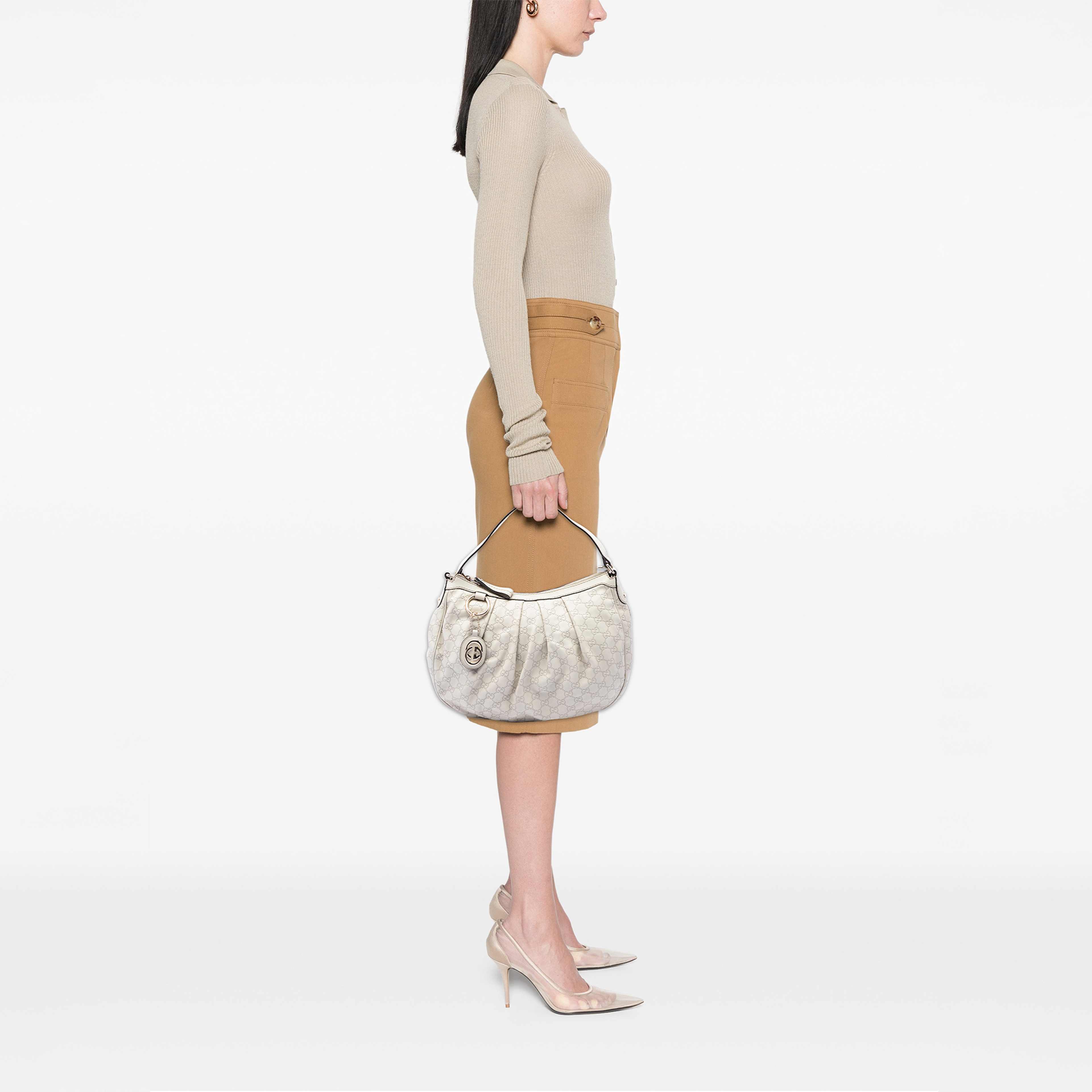 Gucci Guccissima Sukey Shoulder Bag, från Luxclusif, i färgen vit. Klicka för att öppna bilden i stort format