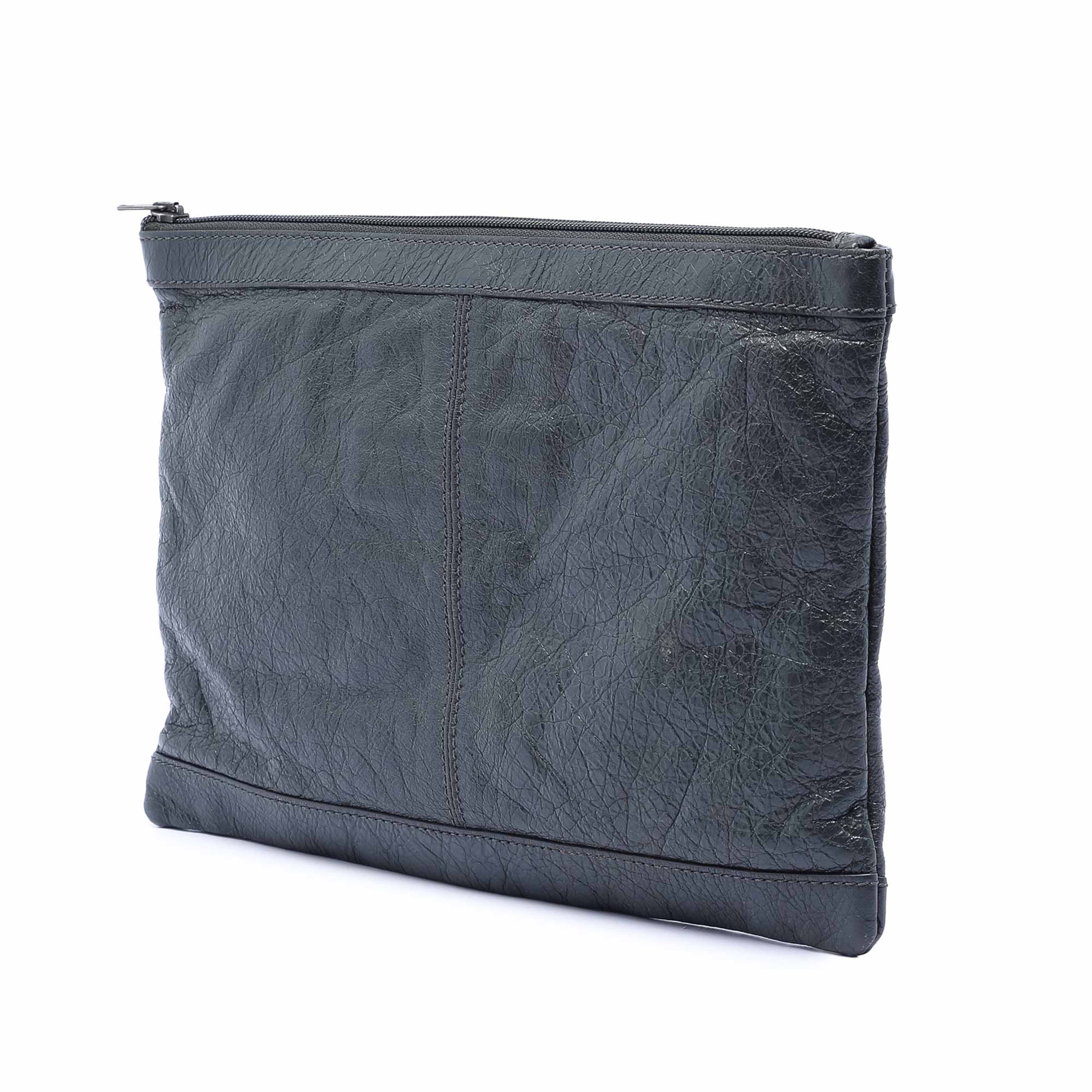 Balenciaga Lambskin Motocross Classic Clip M Clutch, från Luxclusif, i färgen svart. Klicka för att öppna bilden i stort format