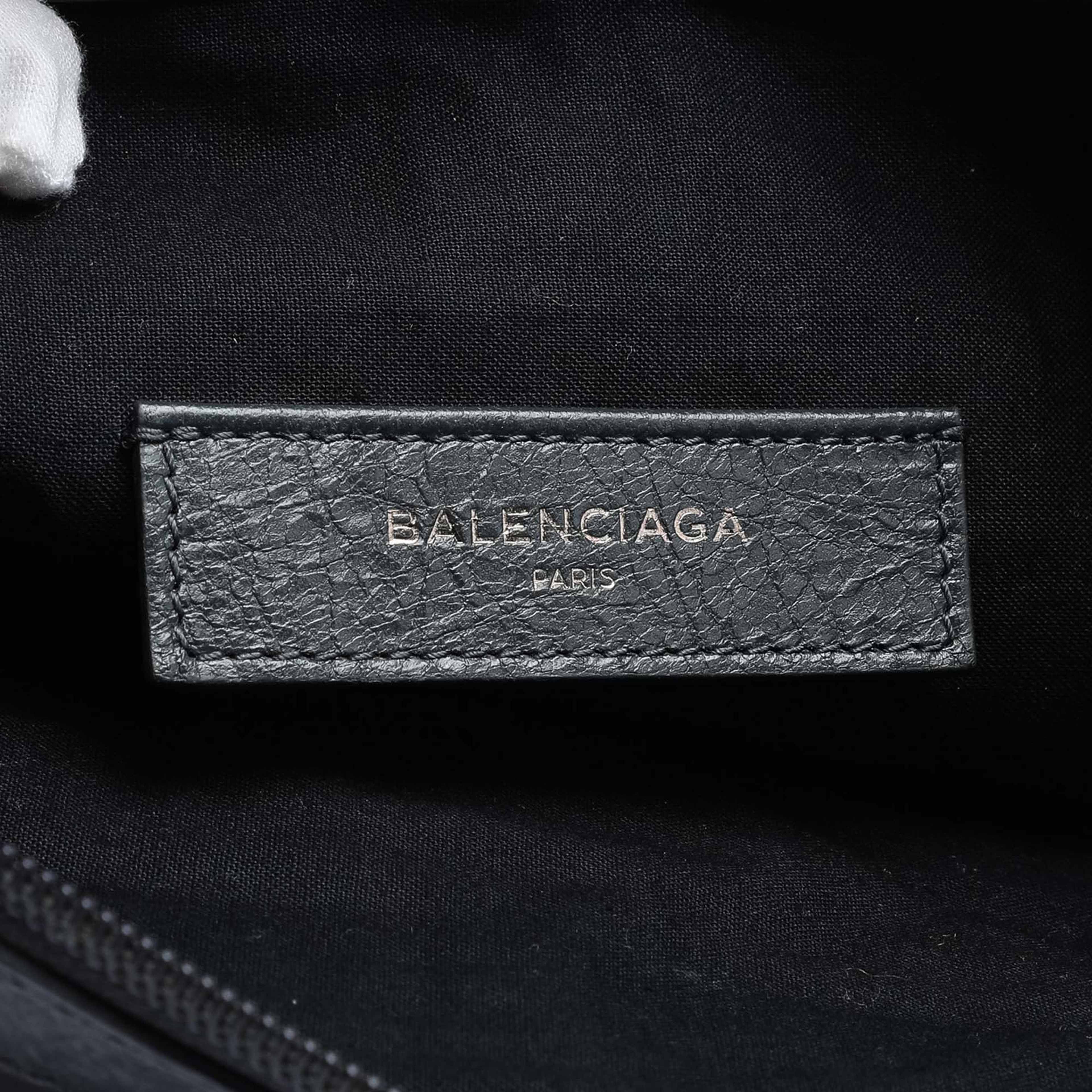 Balenciaga Lambskin Motocross Classic Clip M Clutch, från Luxclusif, i färgen black. Klicka för att öppna bilden i stort format