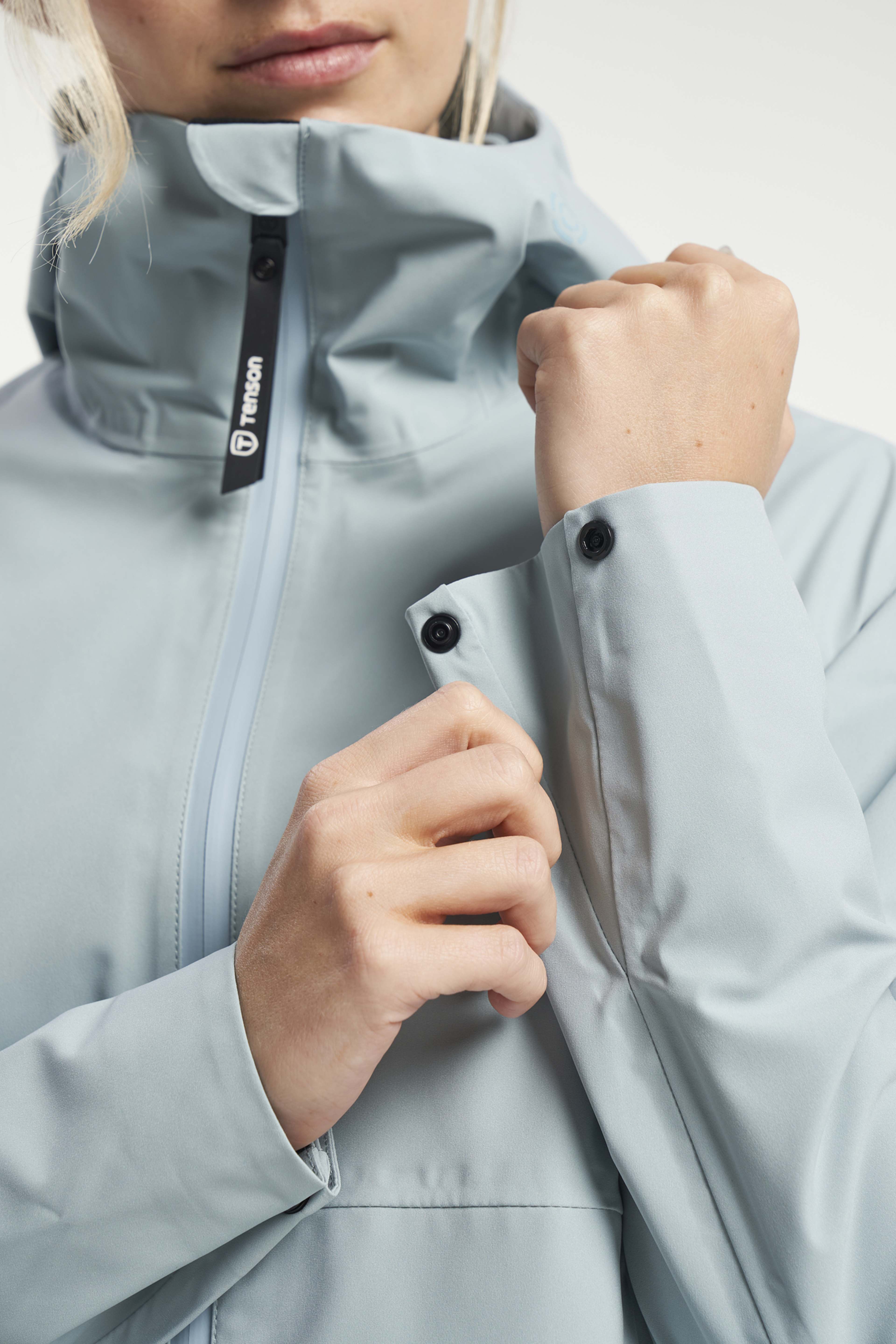 Misty Shell Jacket Women, från Tenson, i färgen grågrön. Klicka för att öppna bilden i stort format