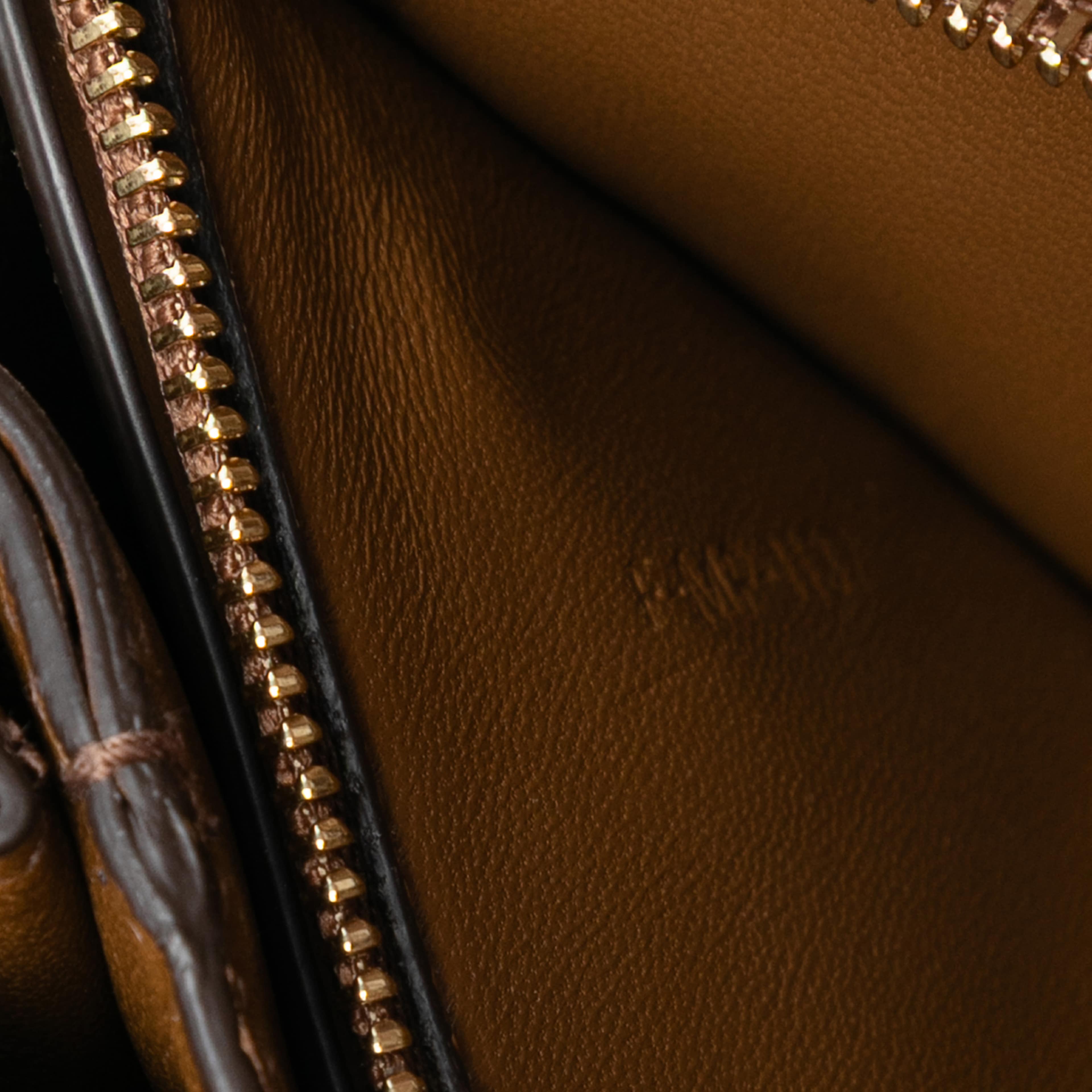 Celine Medium Calfskin Classic Box, från Luxclusif, i färgen brown. Klicka för att öppna bilden i stort format