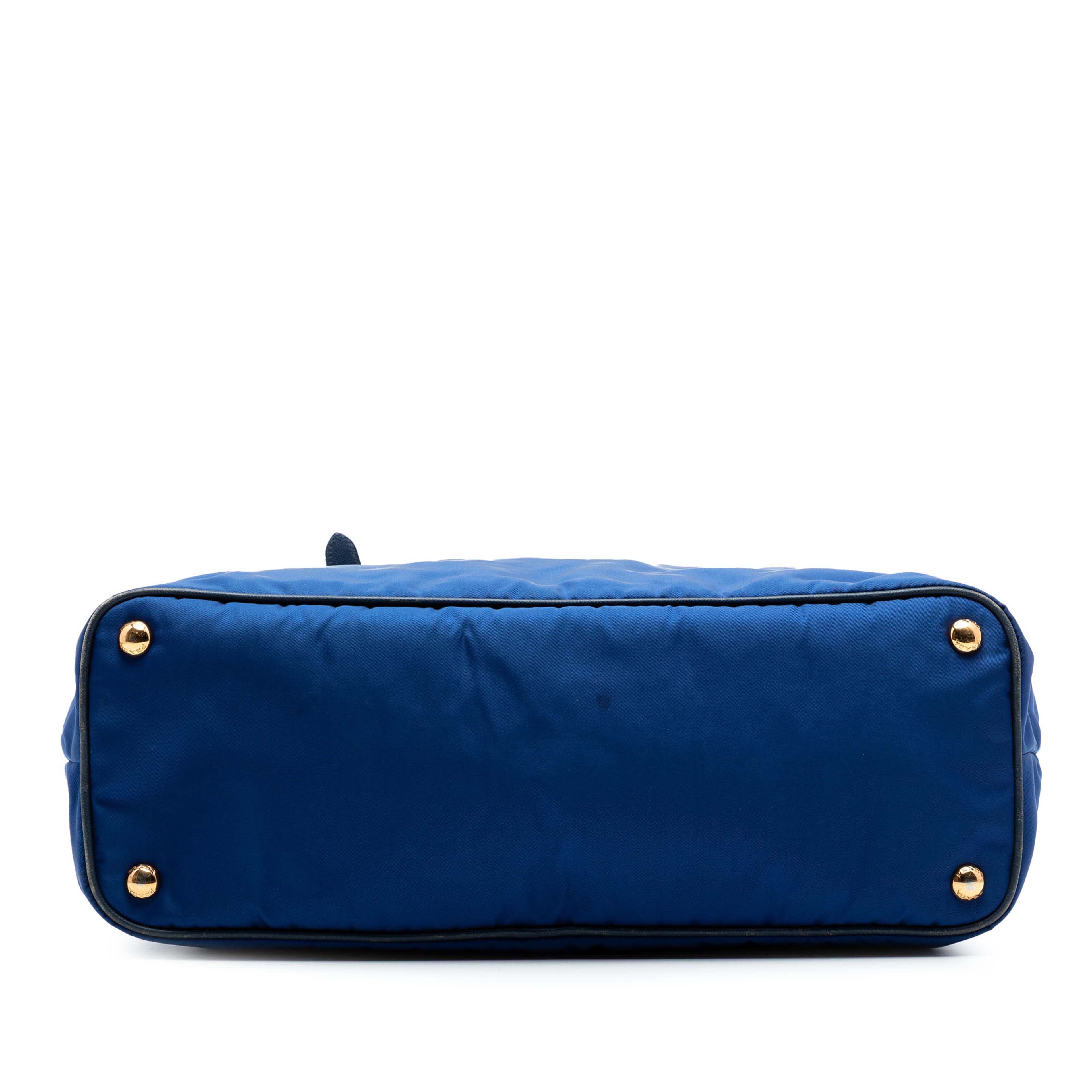 Prada Saffiano Trimmed Tessuto Tote, från Luxclusif, i färgen blå. Klicka för att öppna bilden i stort format