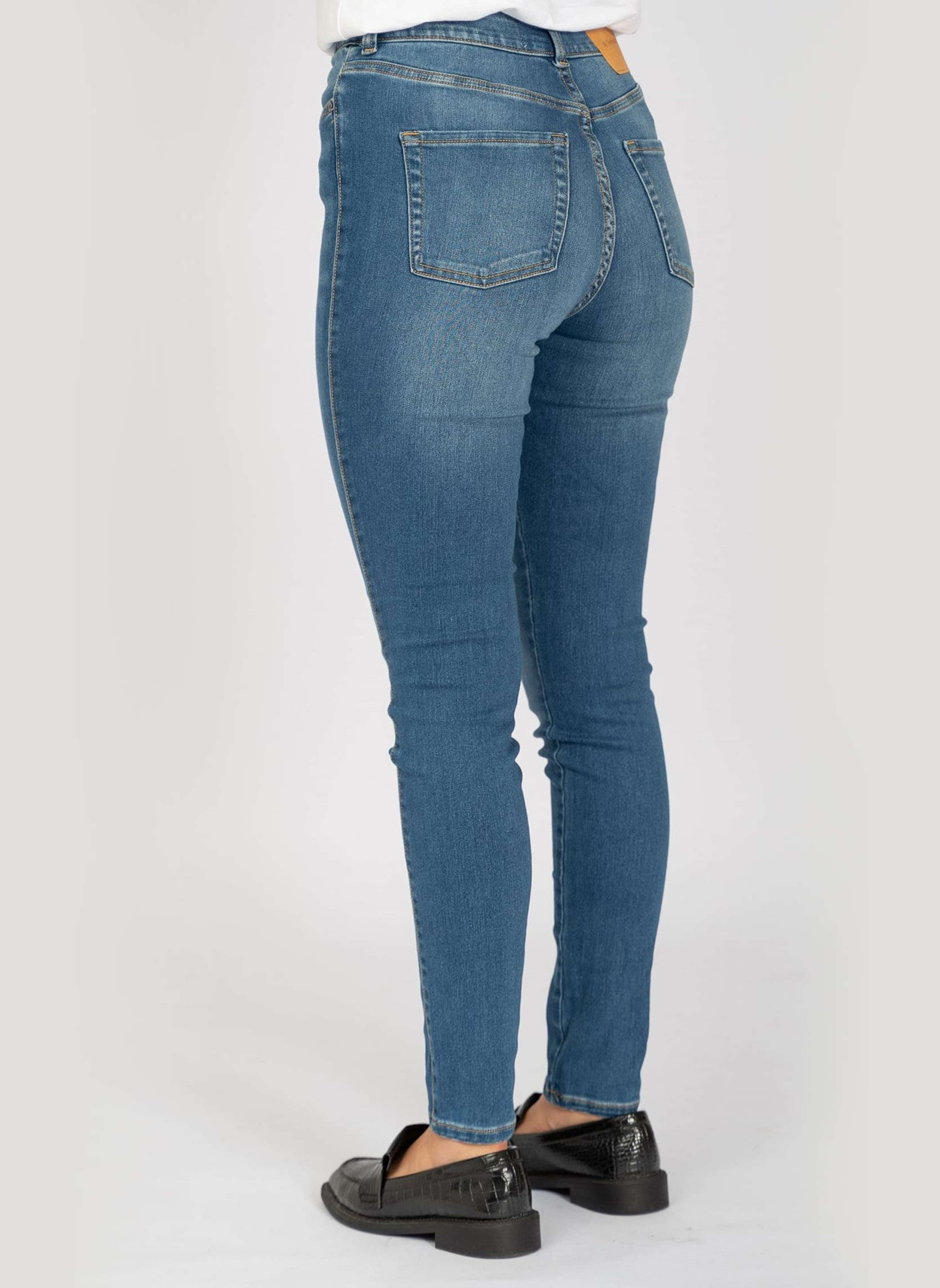 Performance Skinny Jeans