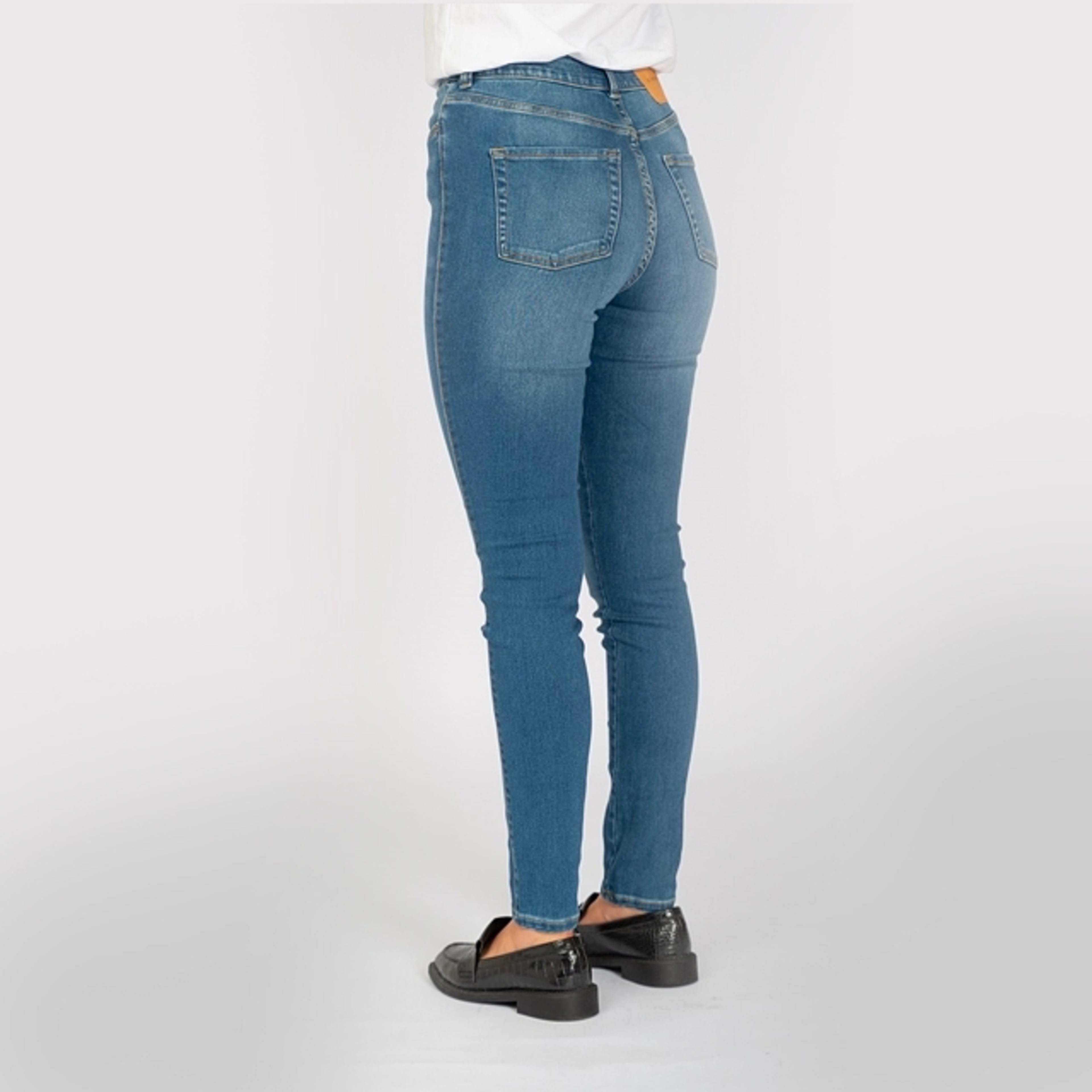 Performance Skinny Jeans