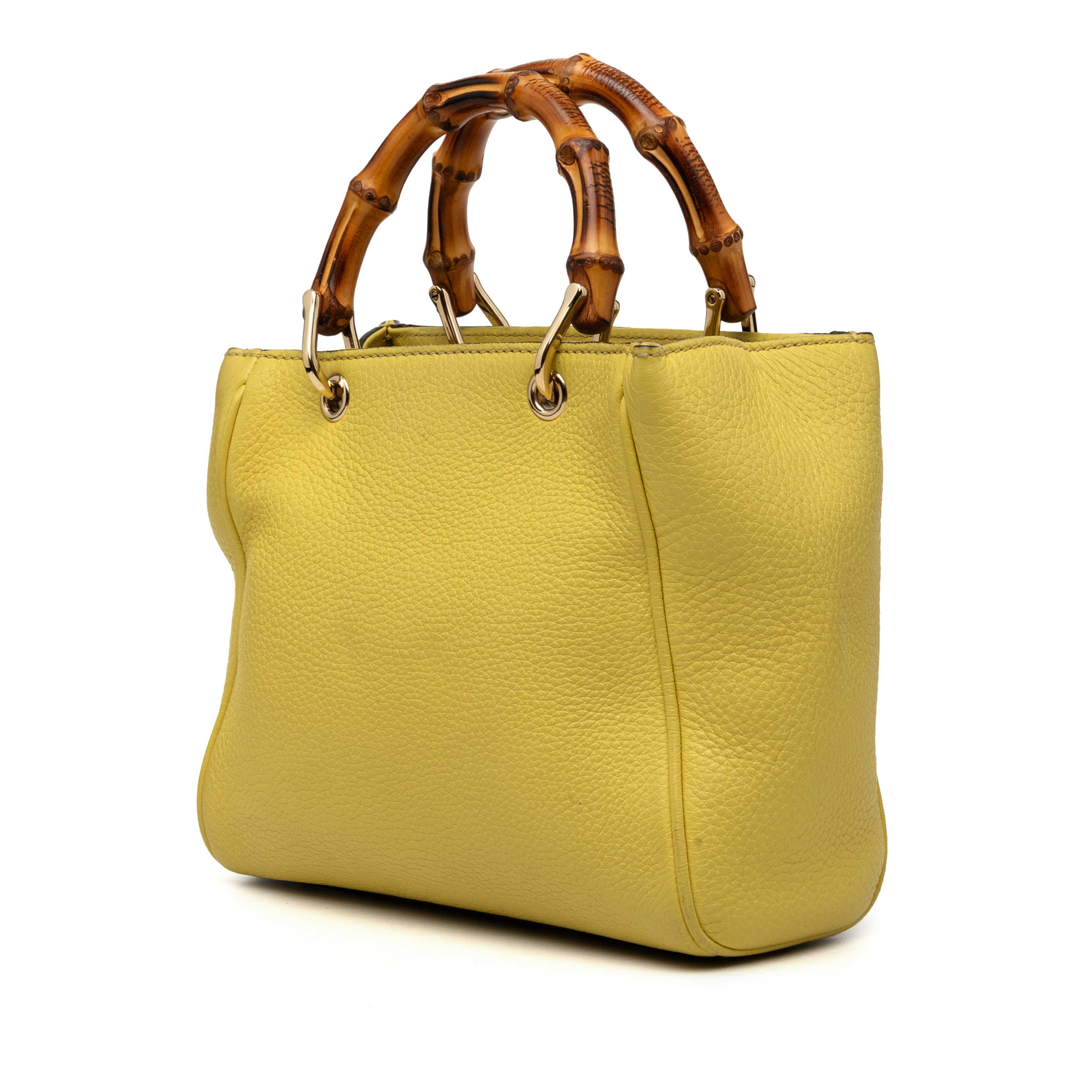 Gucci Mini Calfskin Bamboo Shopper Satchel, från Luxclusif, i färgen yellow. Klicka för att öppna bilden i stort format