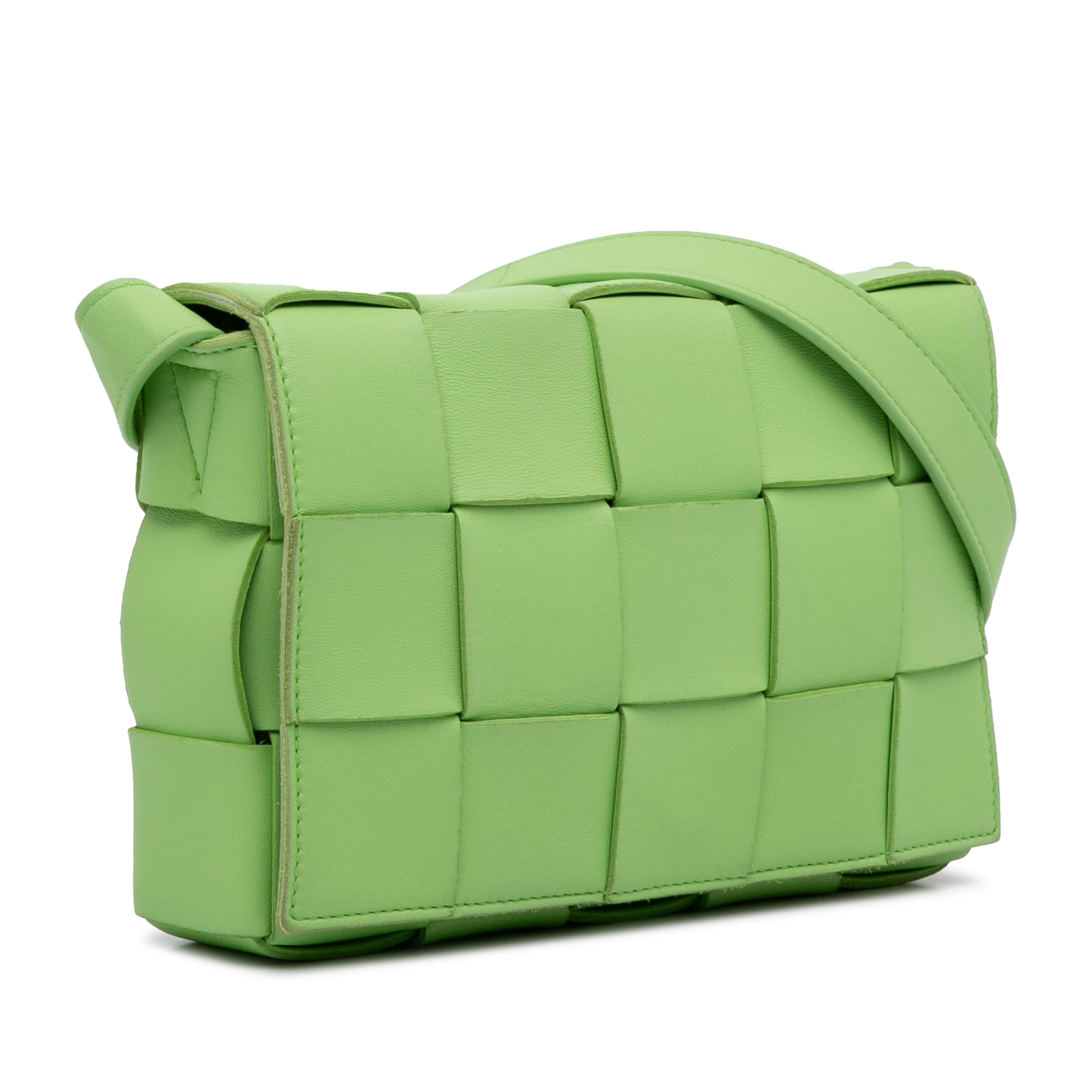 Bottega Veneta Nappa Intrecciato Cassette Crossbody, från Luxclusif, i färgen light green. Klicka för att öppna bilden i stort format