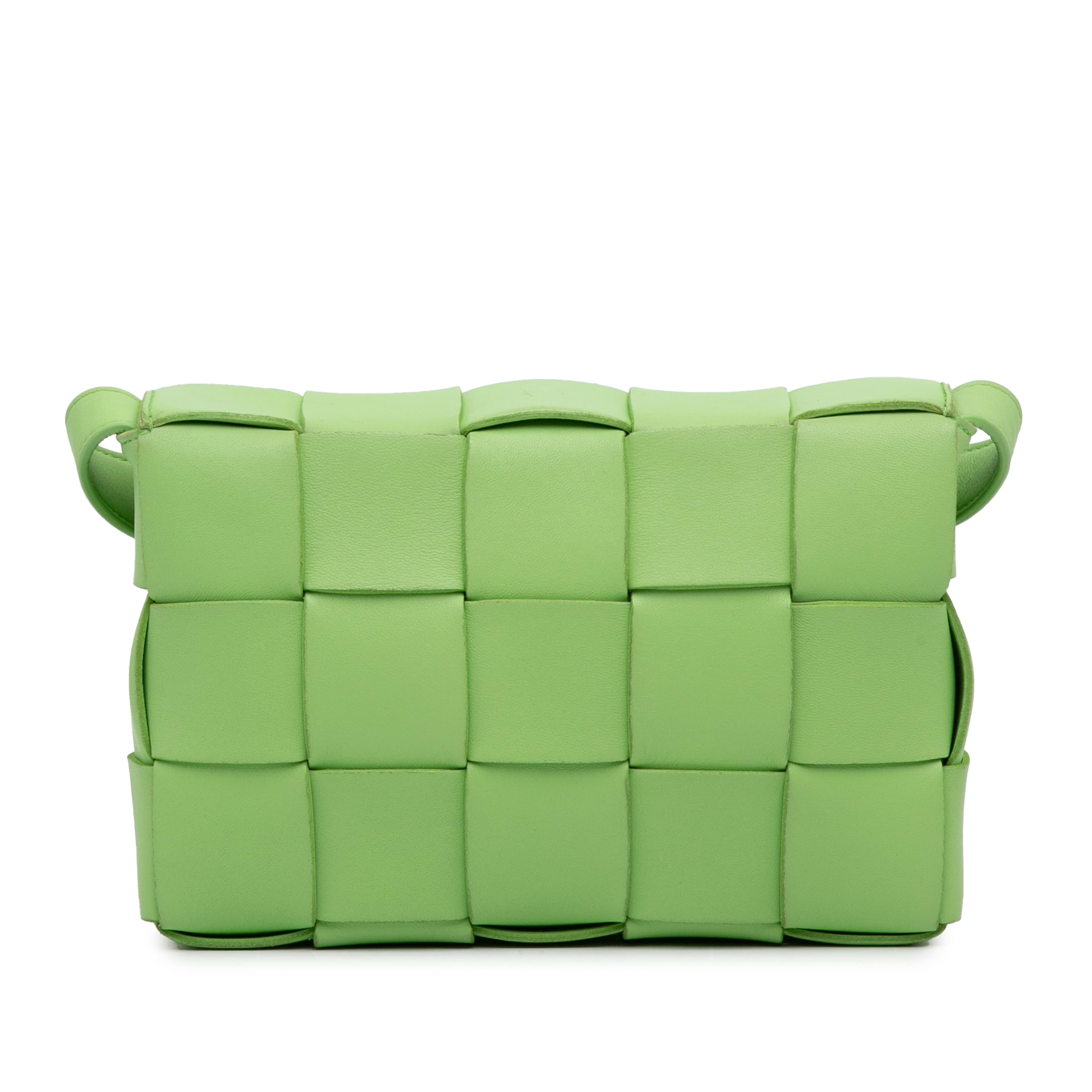 Bottega Veneta Nappa Intrecciato Cassette Crossbody, från Luxclusif, i färgen light green. Klicka för att öppna bilden i stort format