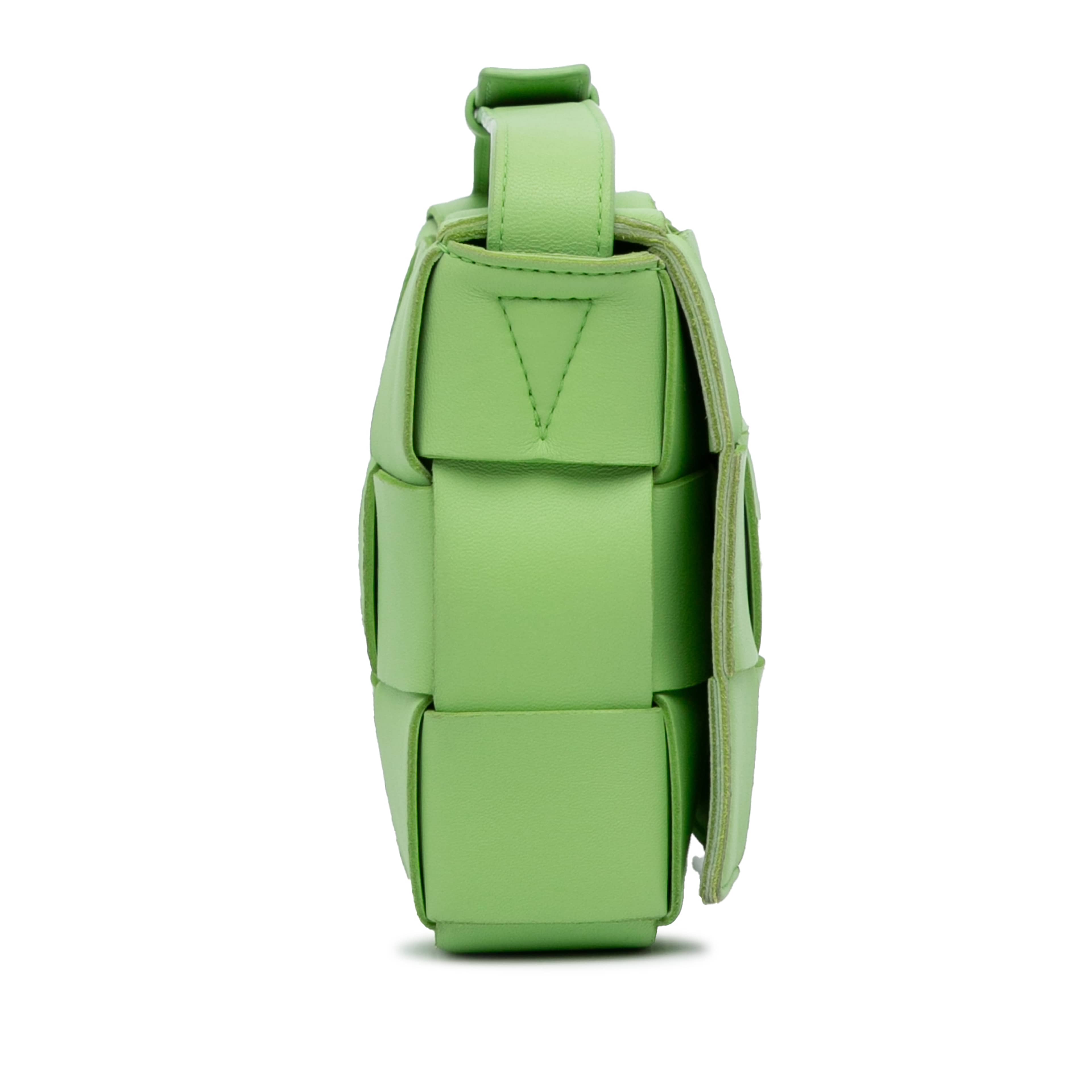 Bottega Veneta Nappa Intrecciato Cassette Crossbody, från Luxclusif, i färgen light green. Klicka för att öppna bilden i stort format