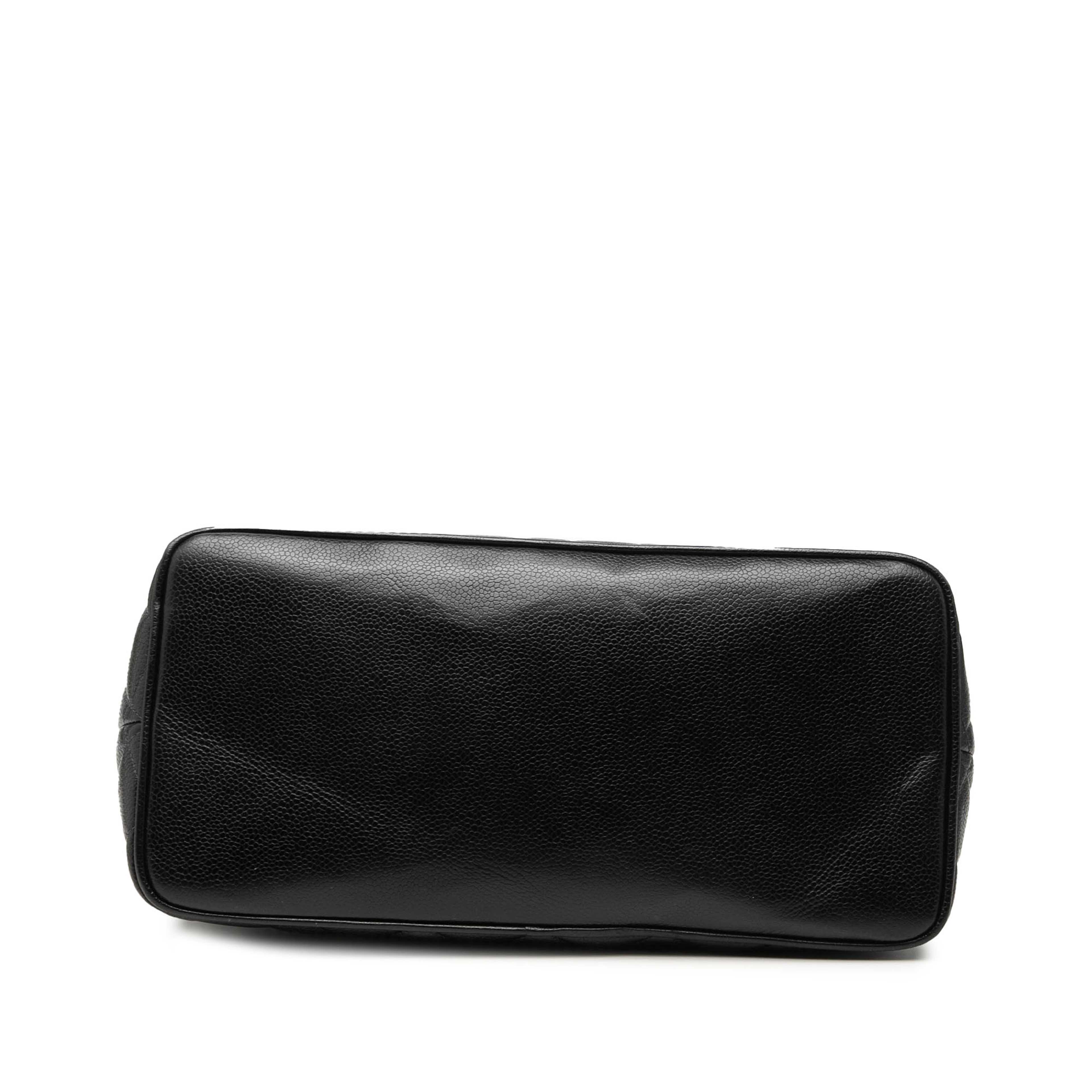 Chanel Caviar Medallion Tote, från Luxclusif, i färgen black. Klicka för att öppna bilden i stort format