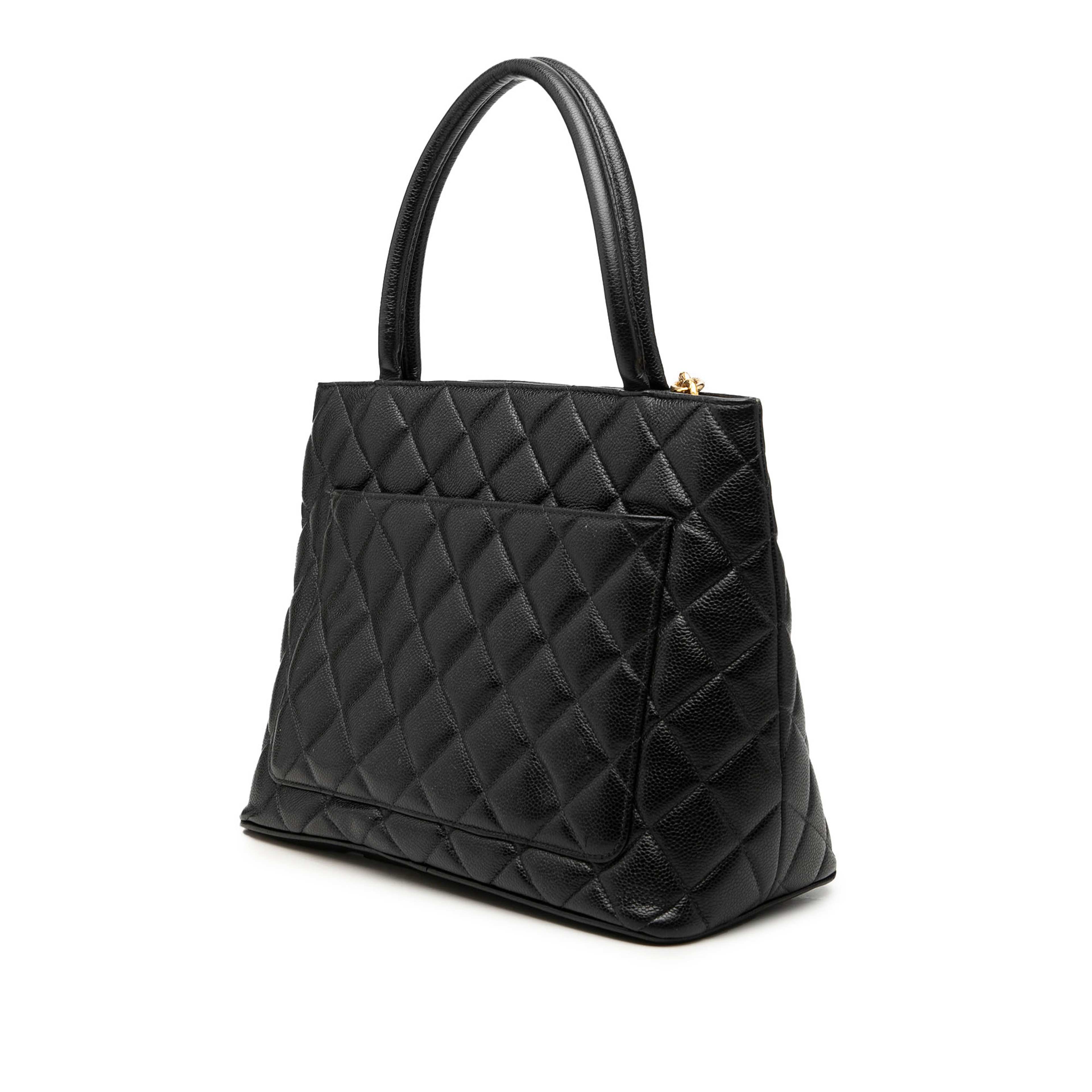 Chanel Caviar Medallion Tote, från Luxclusif, i färgen black. Klicka för att öppna bilden i stort format