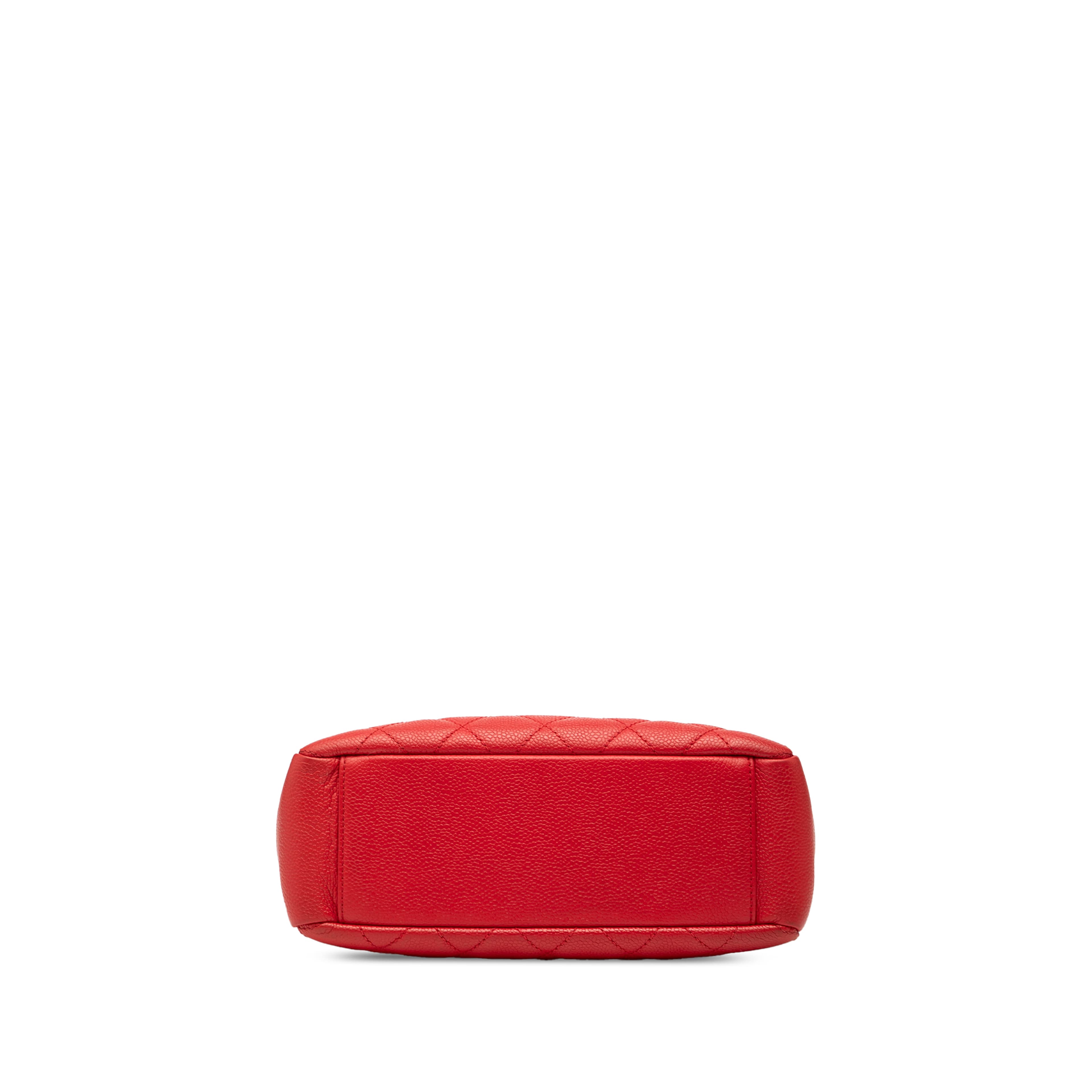 Chanel Caviar Petite Shopping Tote, från Luxclusif, i färgen röd. Klicka för att öppna bilden i stort format
