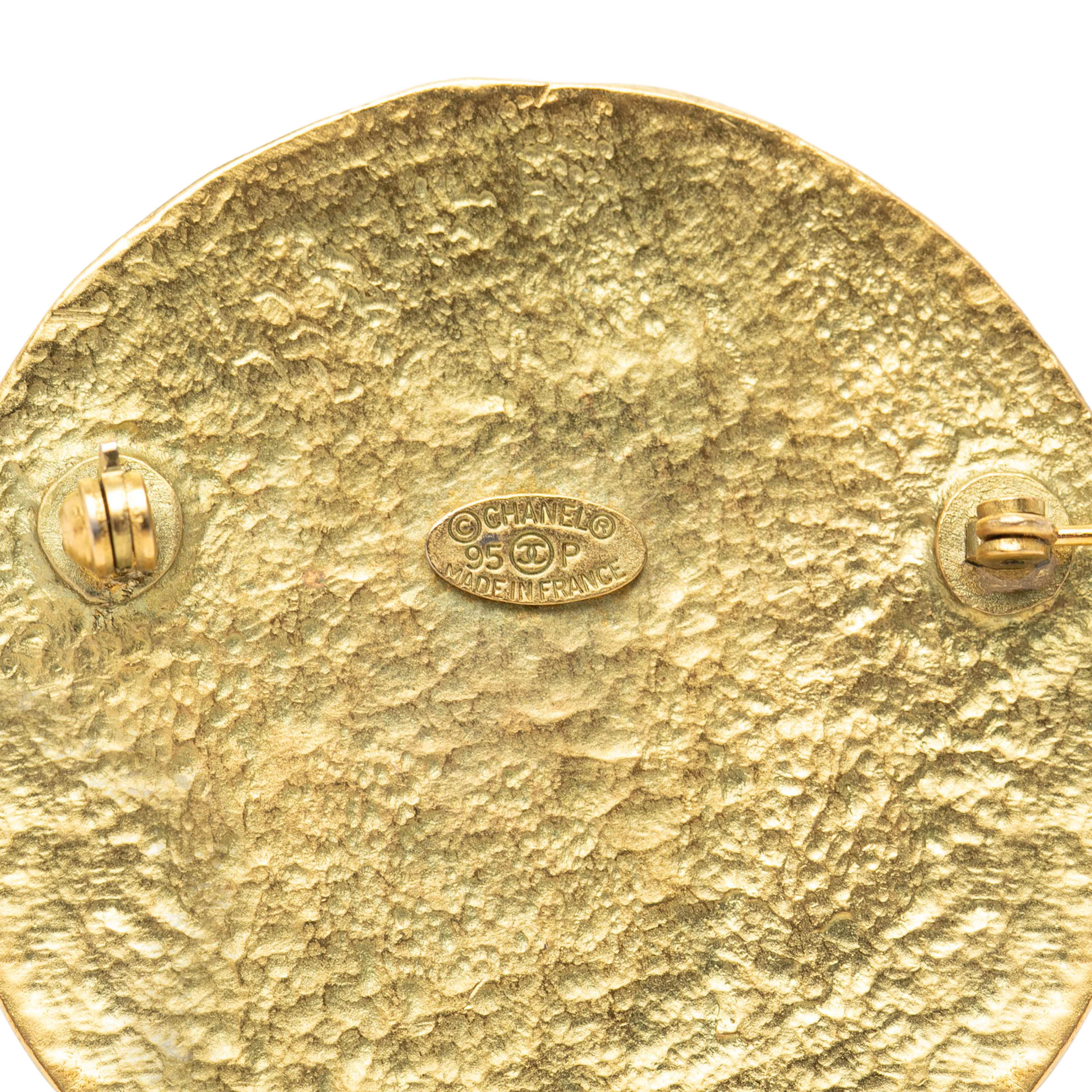 Chanel Cc Gold Plated Medallion Brooch, från Luxclusif, i färgen gold. Klicka för att öppna bilden i stort format