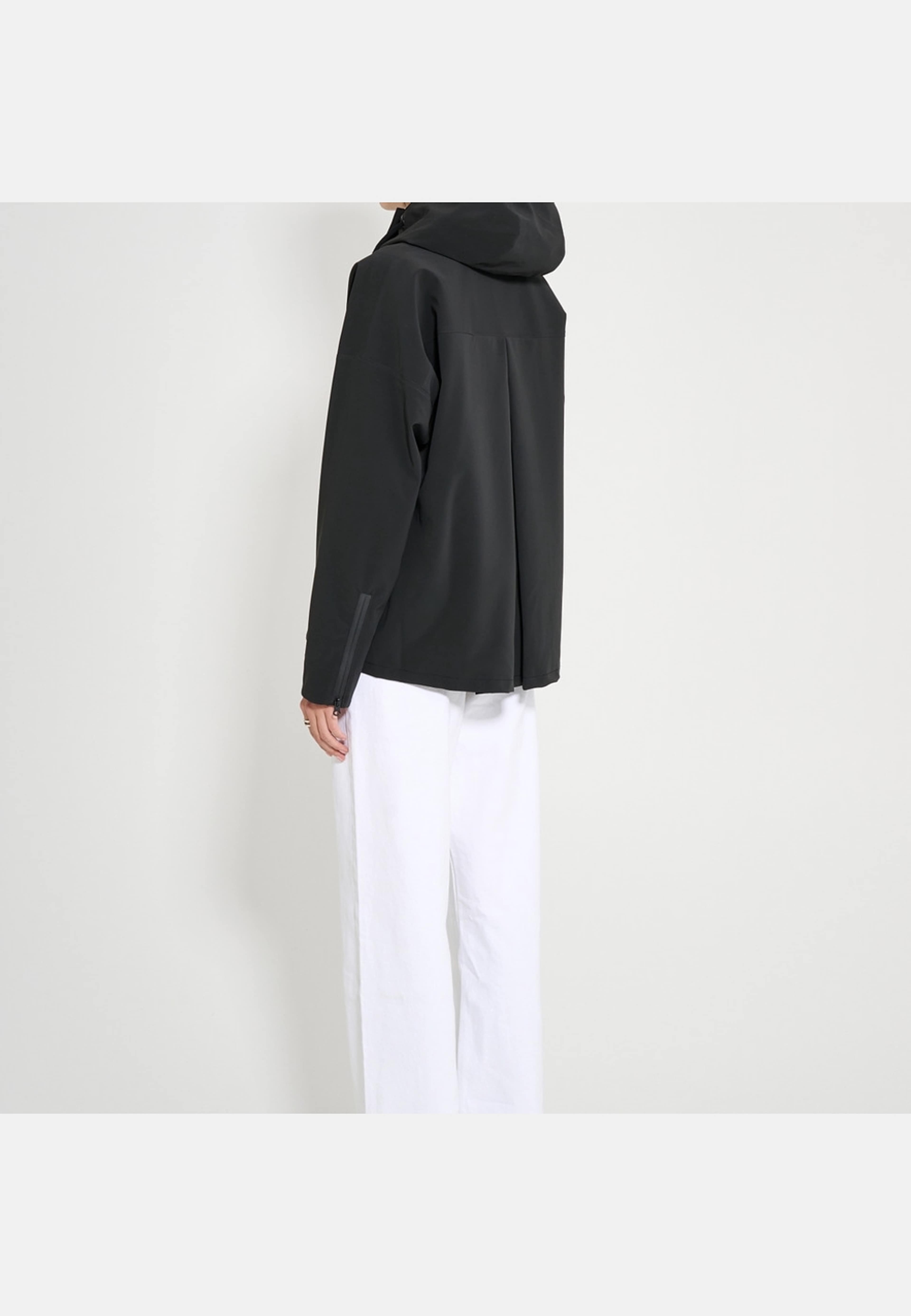 Faversham Matte Raincoat, från Stutterheim, i färgen black. Klicka för att öppna bilden i stort format