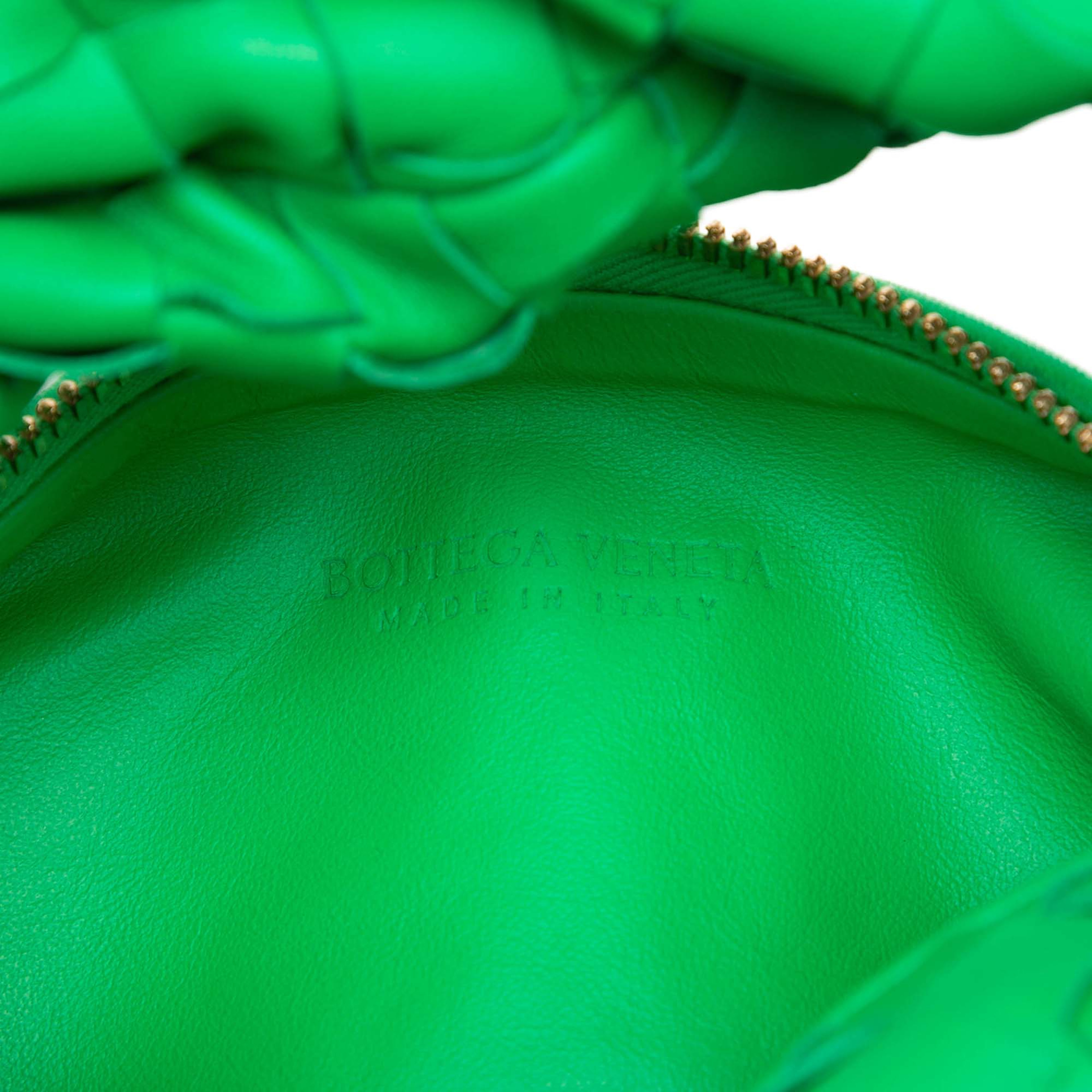 Bottega Veneta Mini Nappa Intrecciato Jodie, från Luxclusif, i färgen grön. Klicka för att öppna bilden i stort format