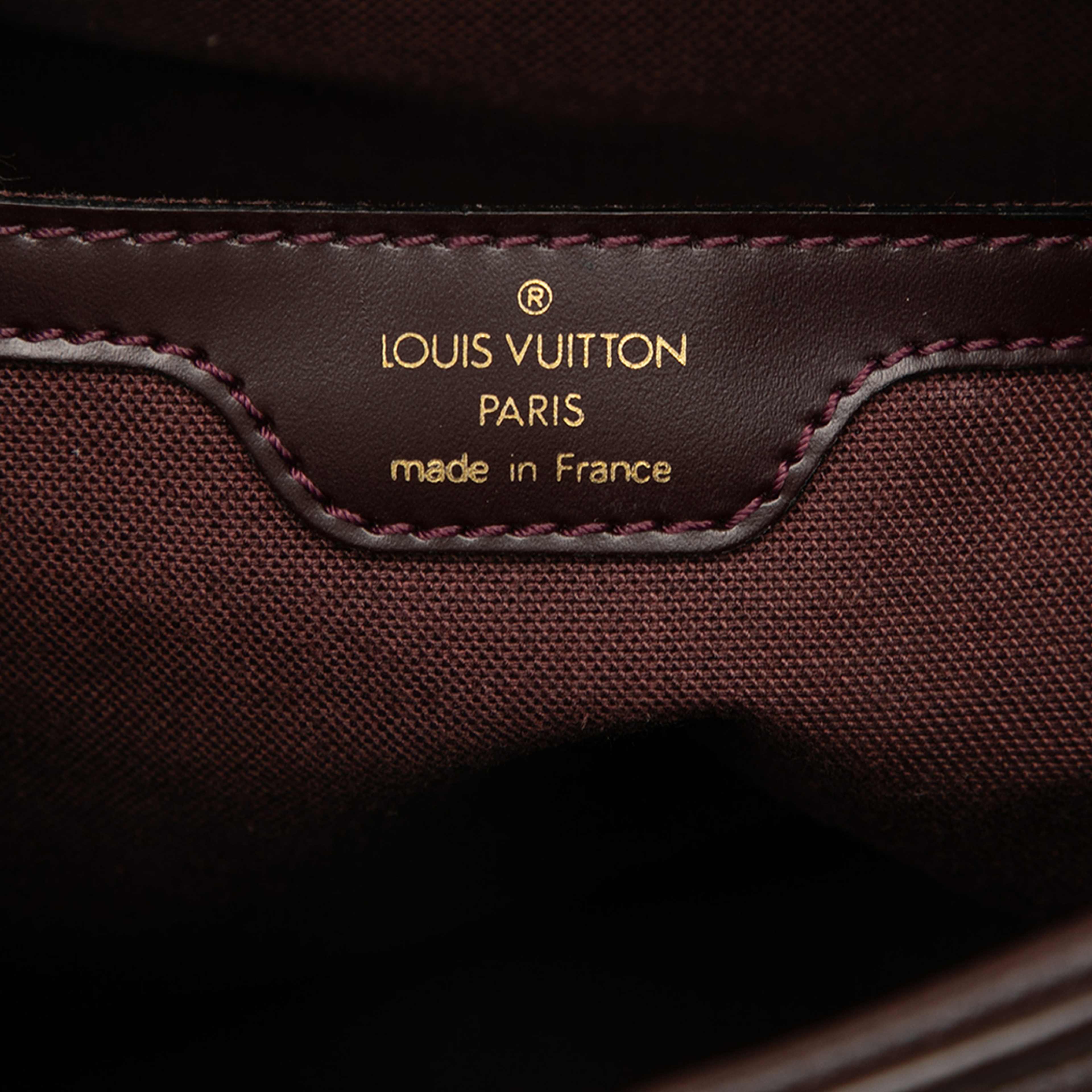 Louis Vuitton Taiga Reporter Pm, från Luxclusif, i färgen bordeaux. Klicka för att öppna bilden i stort format