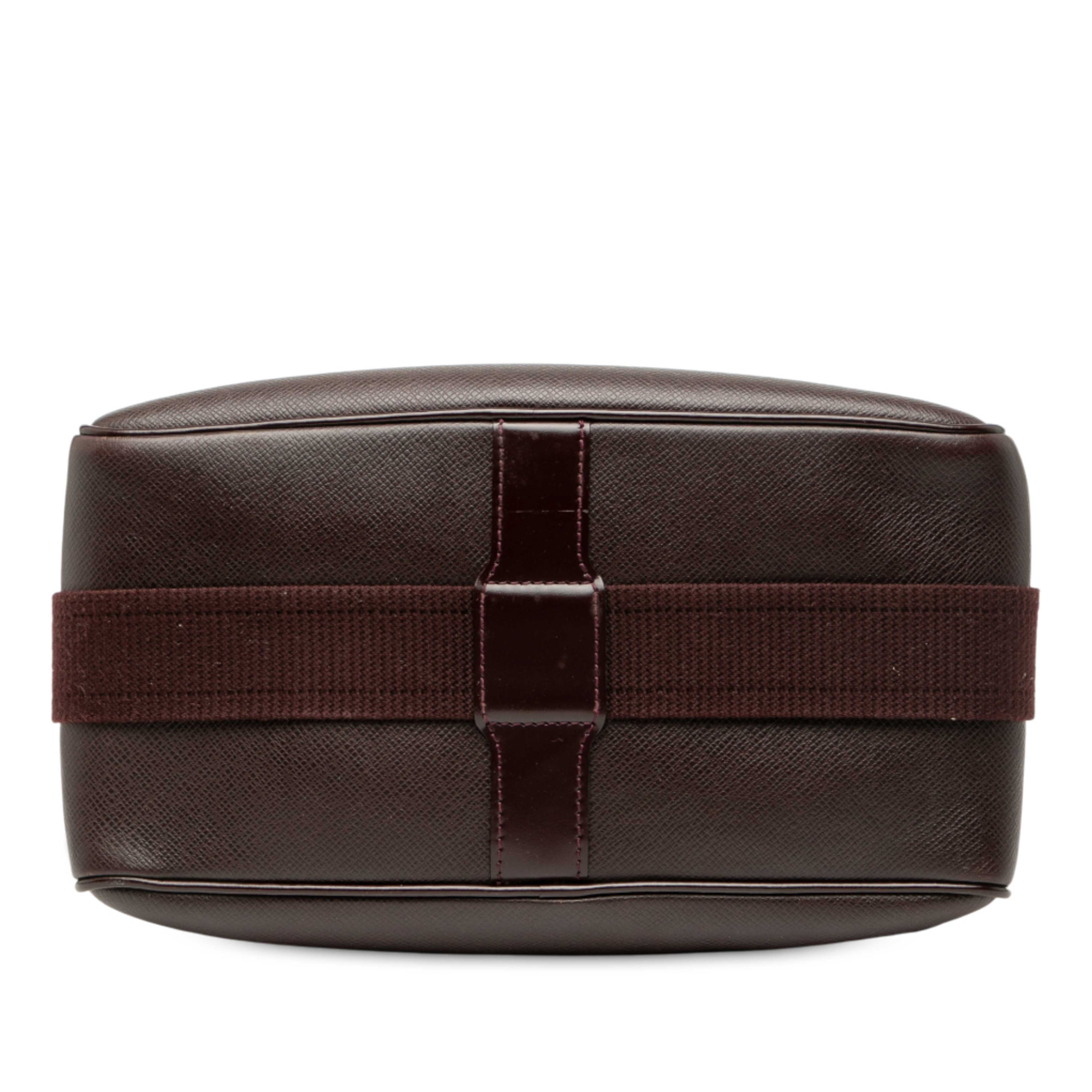 Louis Vuitton Taiga Reporter Pm, från Luxclusif, i färgen bordeaux. Klicka för att öppna bilden i stort format