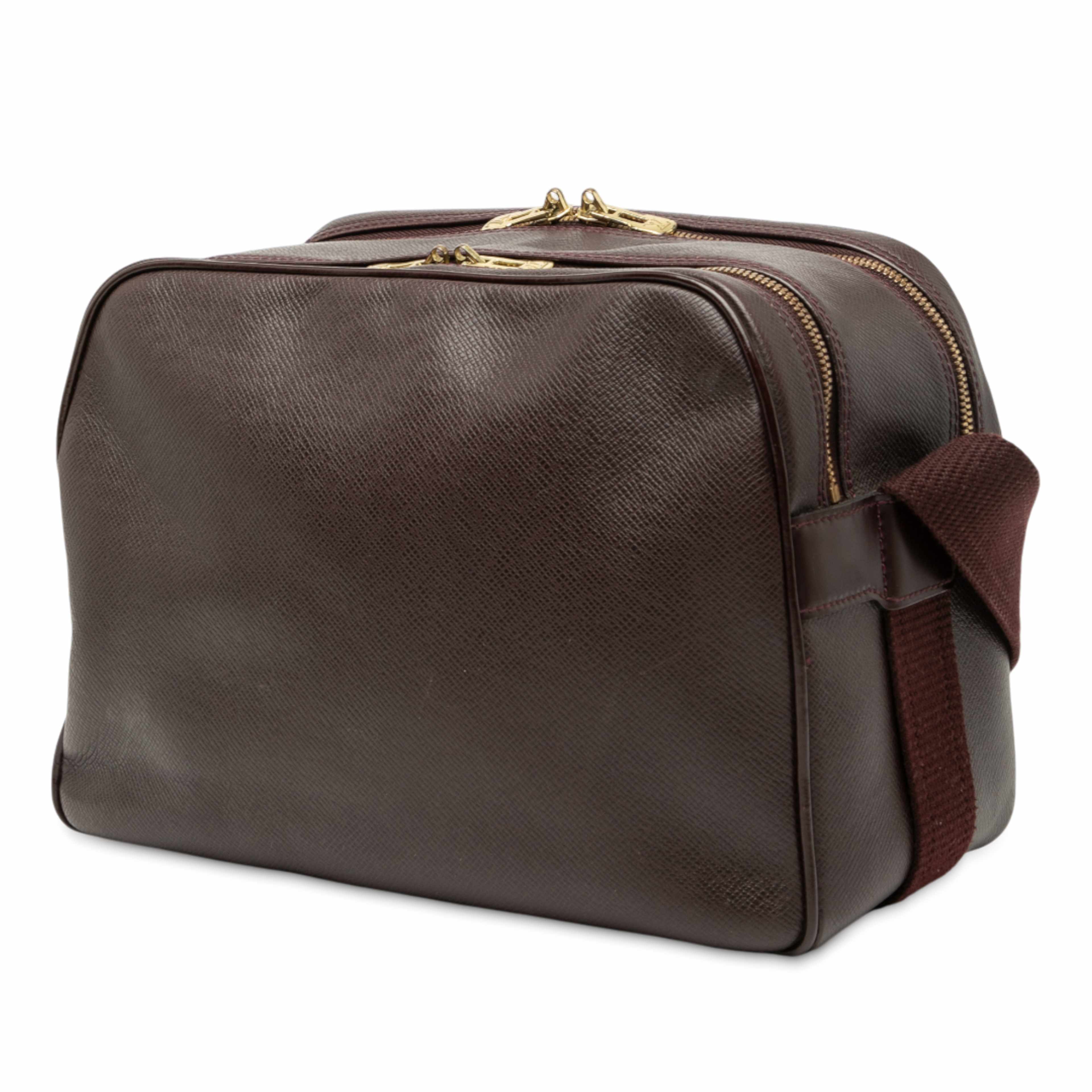 Louis Vuitton Taiga Reporter Pm, från Luxclusif, i färgen bordeaux. Klicka för att öppna bilden i stort format