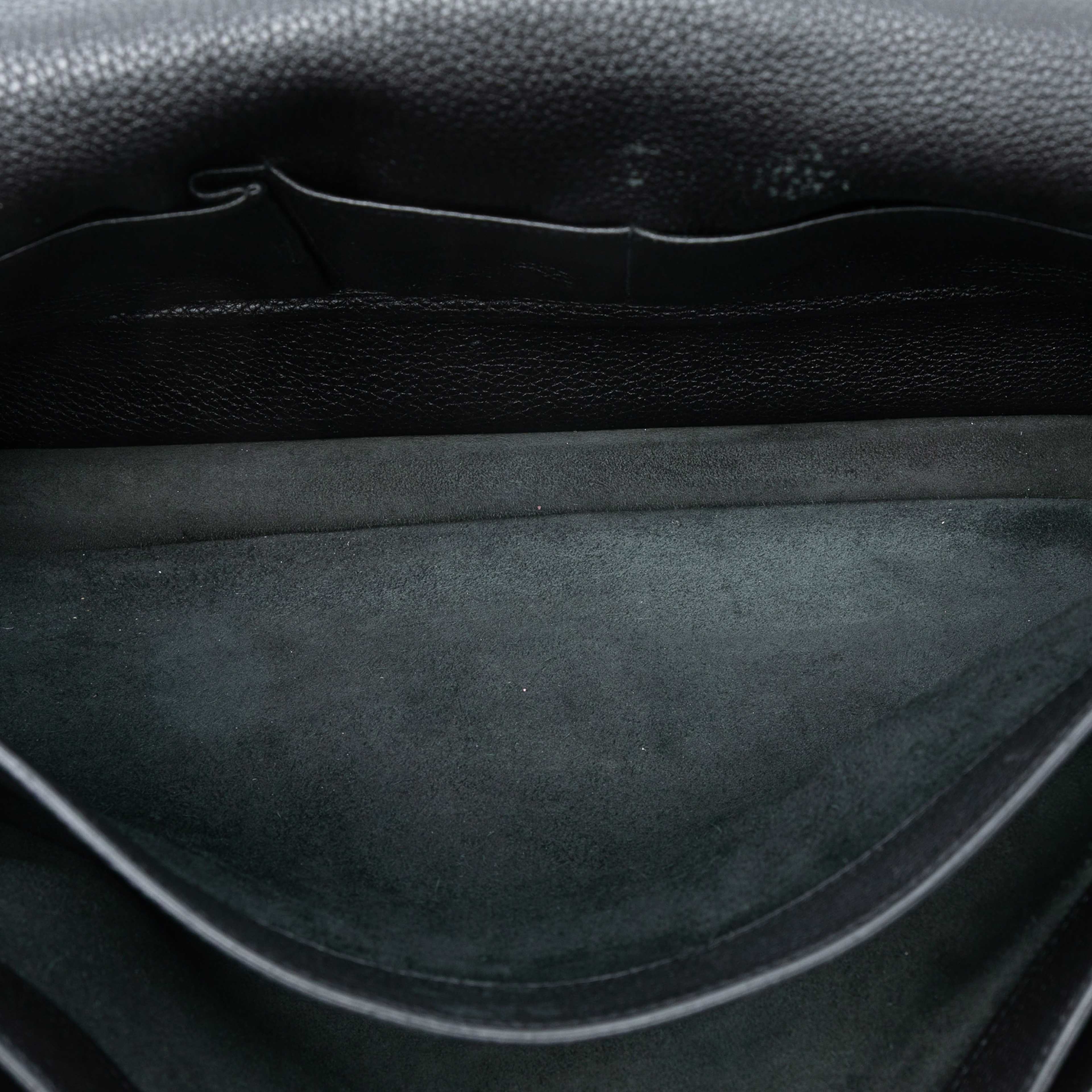 Hermès Togo Sac A Depeches 38, från Luxclusif, i färgen black. Klicka för att öppna bilden i stort format