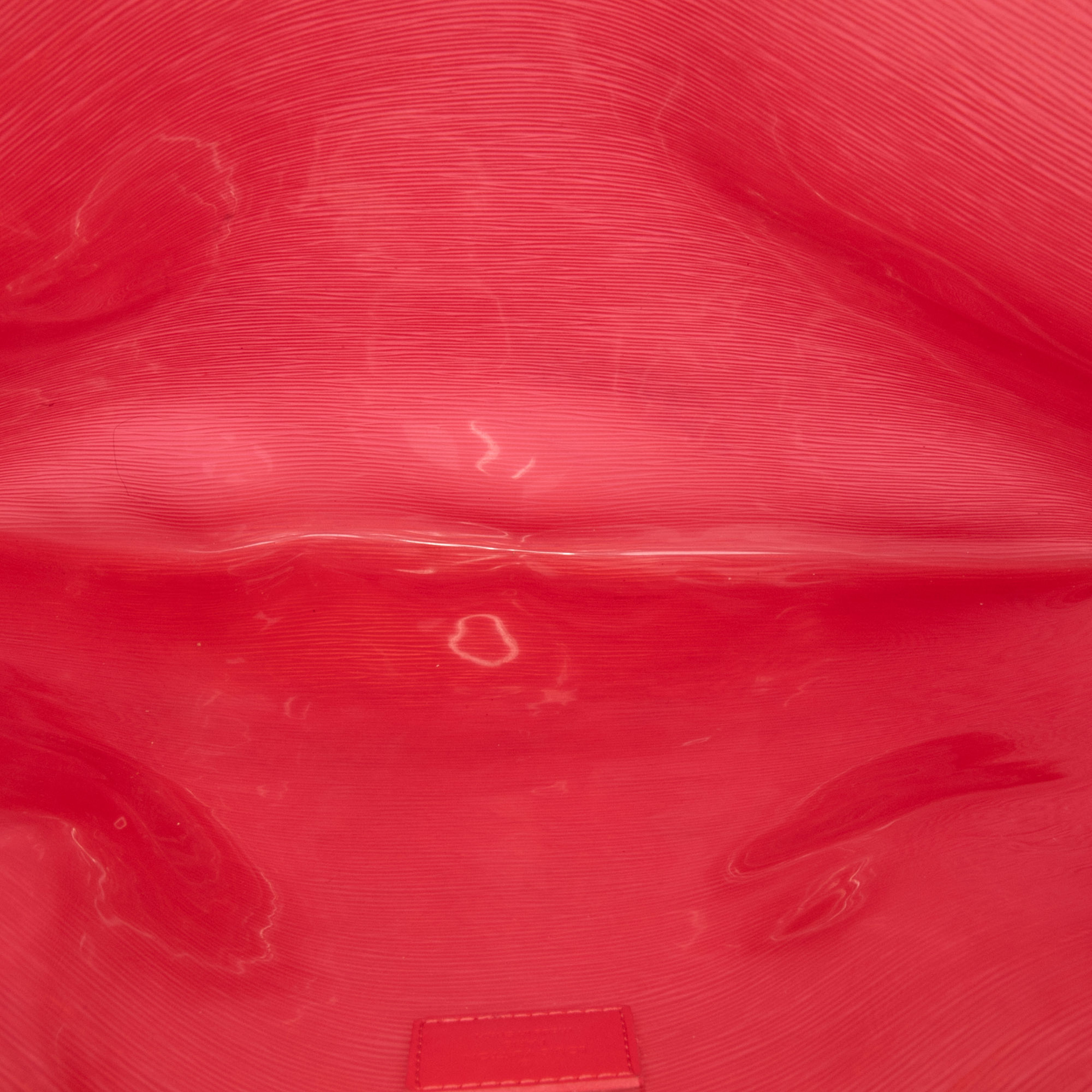 Louis Vuitton Epi Plage Baia, från Luxclusif, i färgen red. Klicka för att öppna bilden i stort format