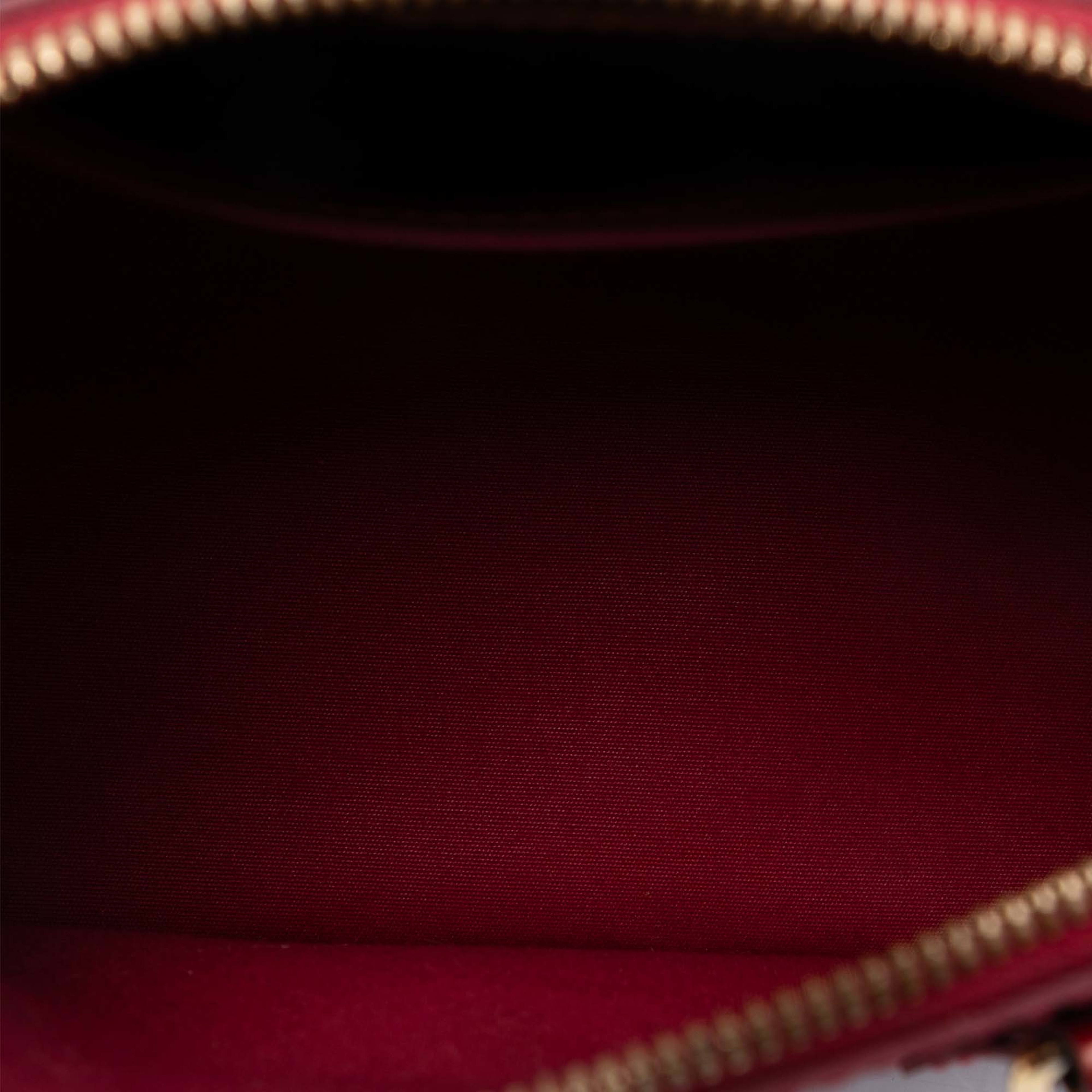 Louis Vuitton Monogram Vernis Alma Bb, från Luxclusif, i färgen red. Klicka för att öppna bilden i stort format