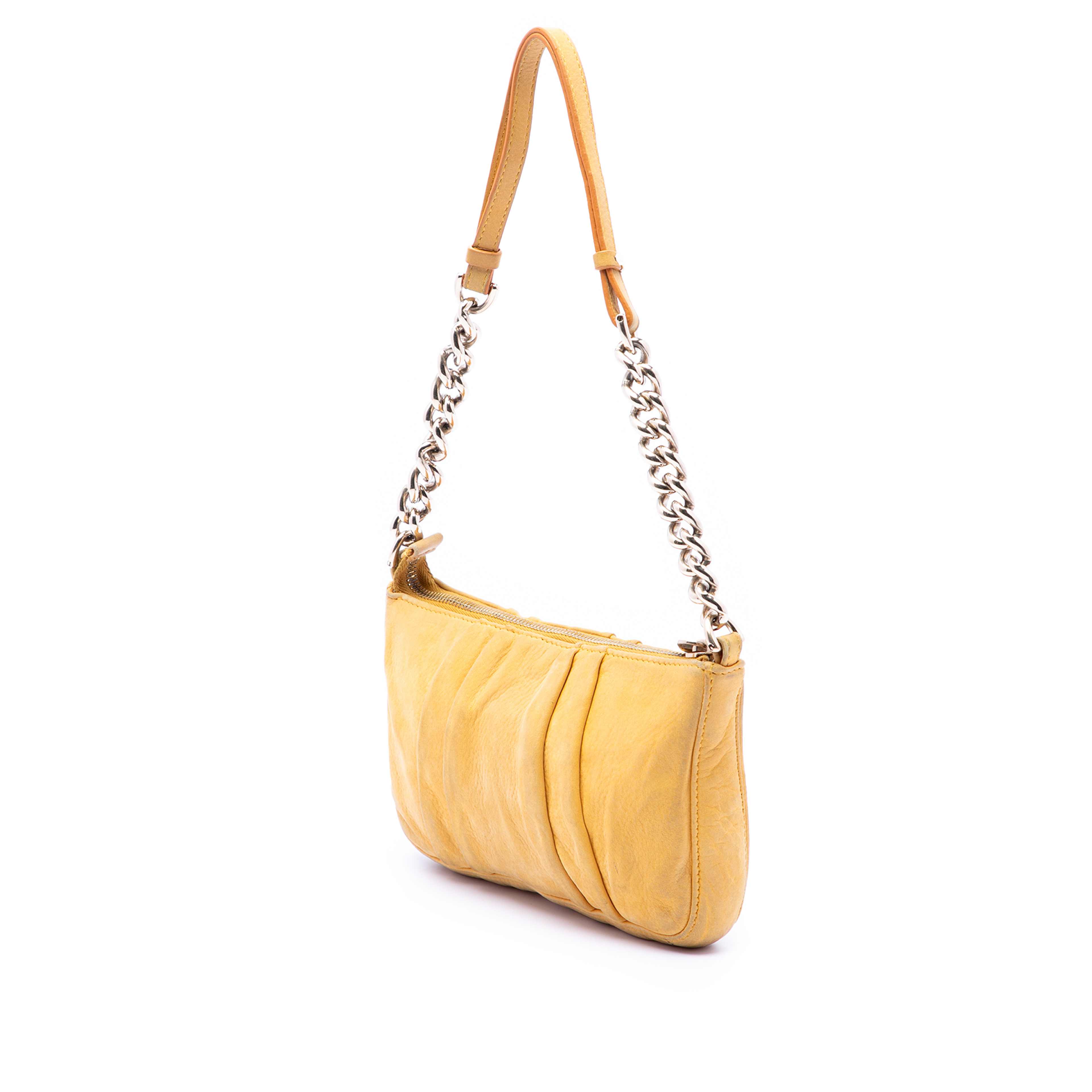 Fendi Pleated Nubuck Ff Chain Pochette, från Luxclusif, i färgen gul. Klicka för att öppna bilden i stort format