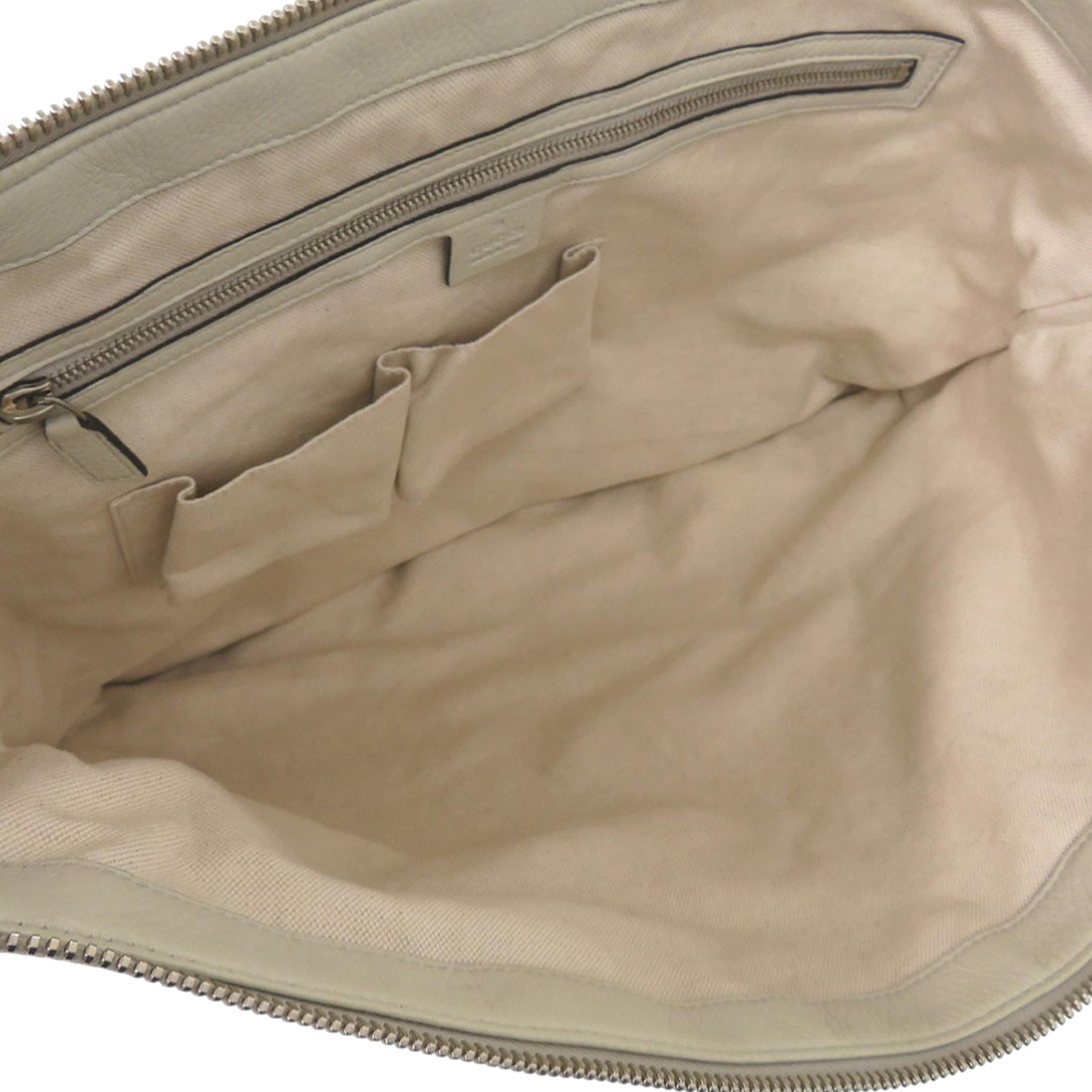 Gucci Calfskin Half Moon Hobo, från Luxclusif, i färgen beige. Klicka för att öppna bilden i stort format