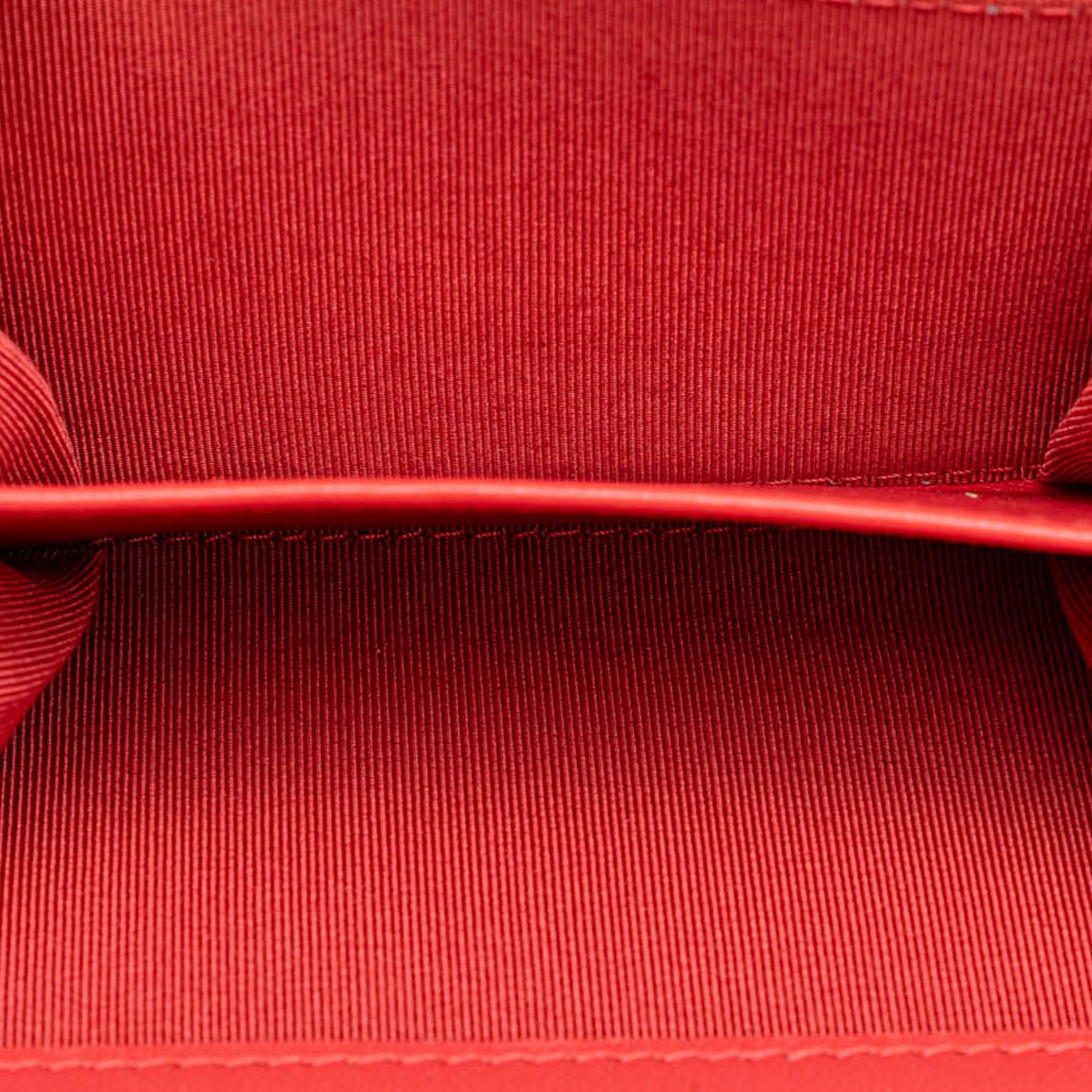 Chanel Quilted Lambskin Flap Card Holder On Chain, från Luxclusif, i färgen red. Klicka för att öppna bilden i stort format